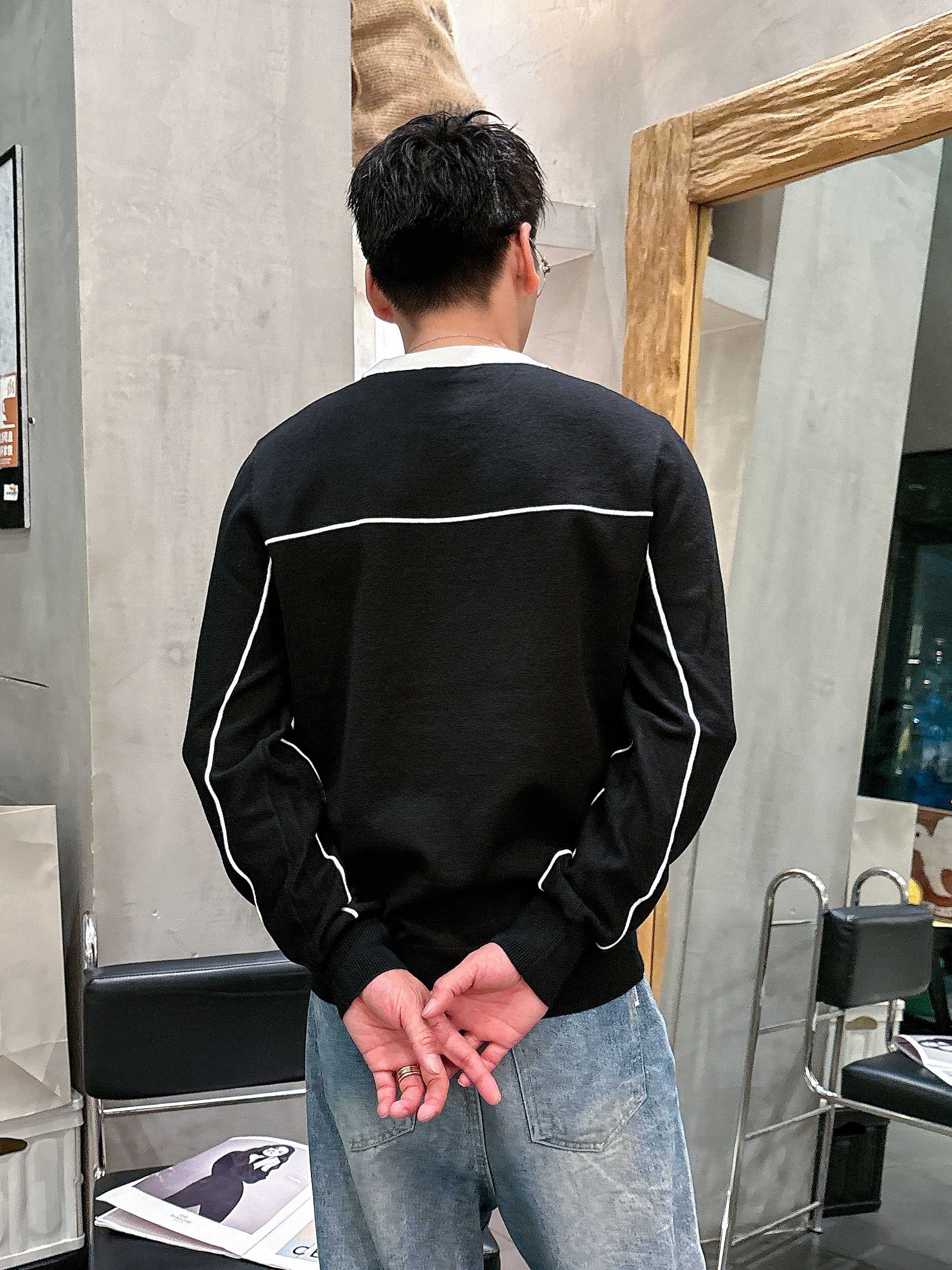 · 迪奥Dior 2025官网秋冬季最新款圆领毛衣，专柜同步在售爆款！特供羊毛混纺面料.手感舒适.可直接