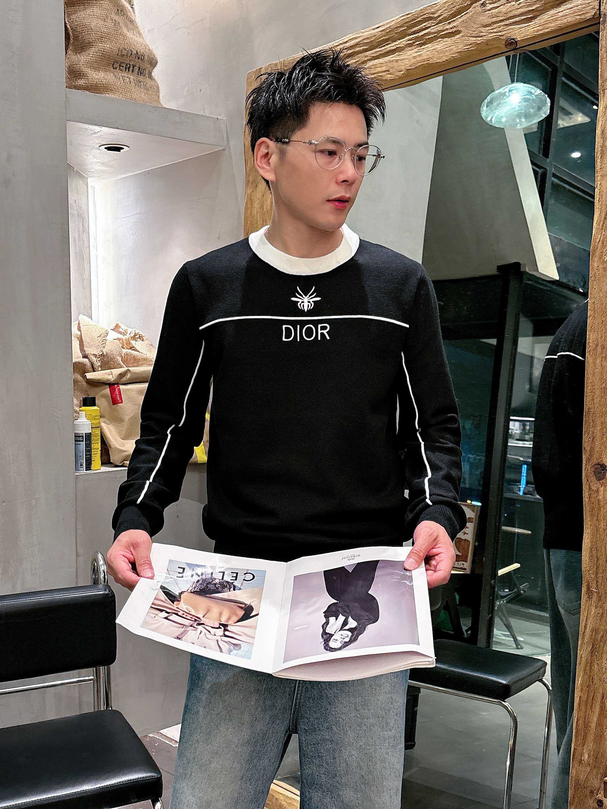 · 迪奥Dior 2025官网秋冬季最新款圆领毛衣，专柜同步在售爆款！特供羊毛混纺面料.手感舒适.可直接