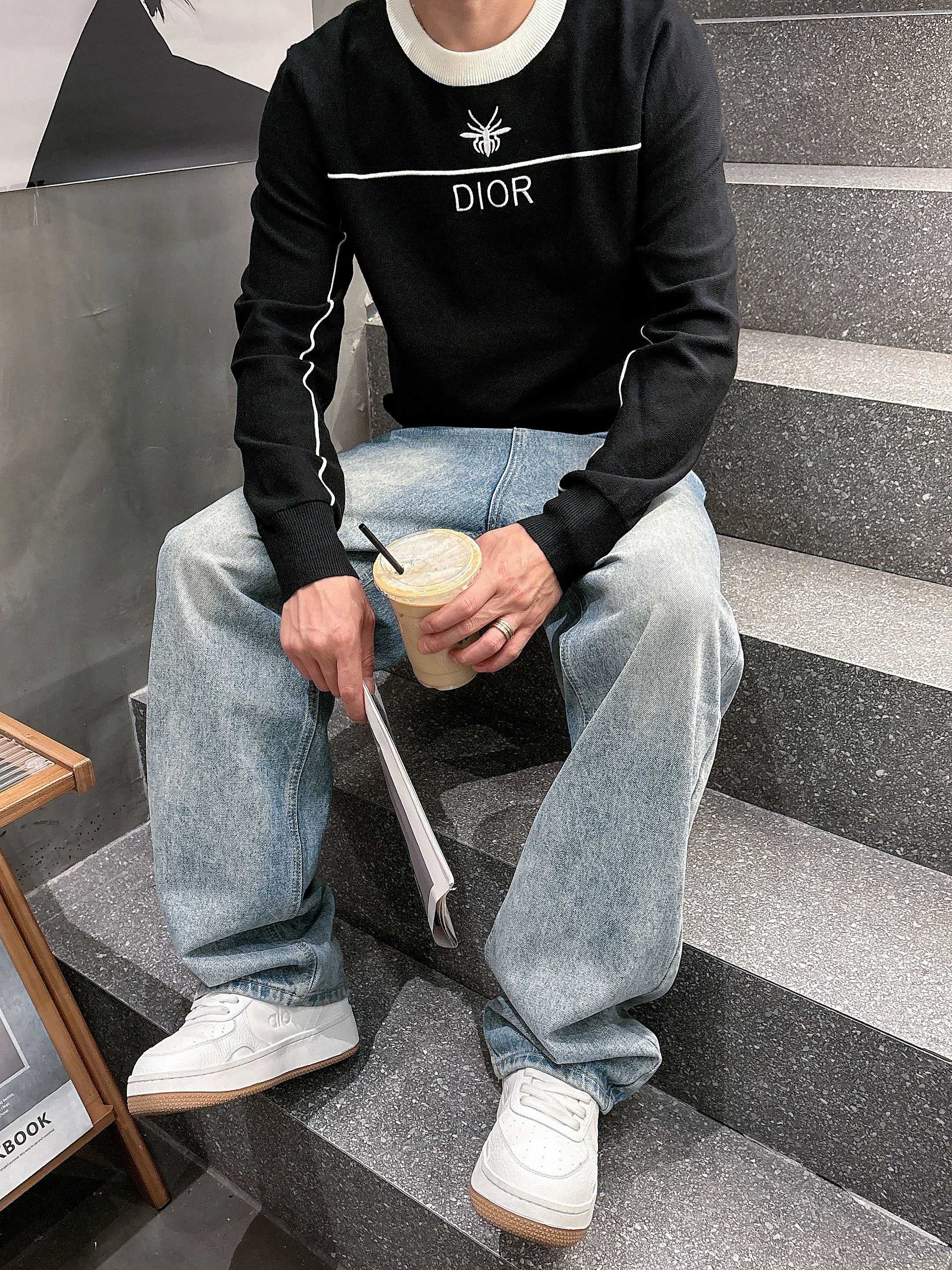 · 迪奥Dior 2025官网秋冬季最新款圆领毛衣，专柜同步在售爆款！特供羊毛混纺面料.手感舒适.可直接