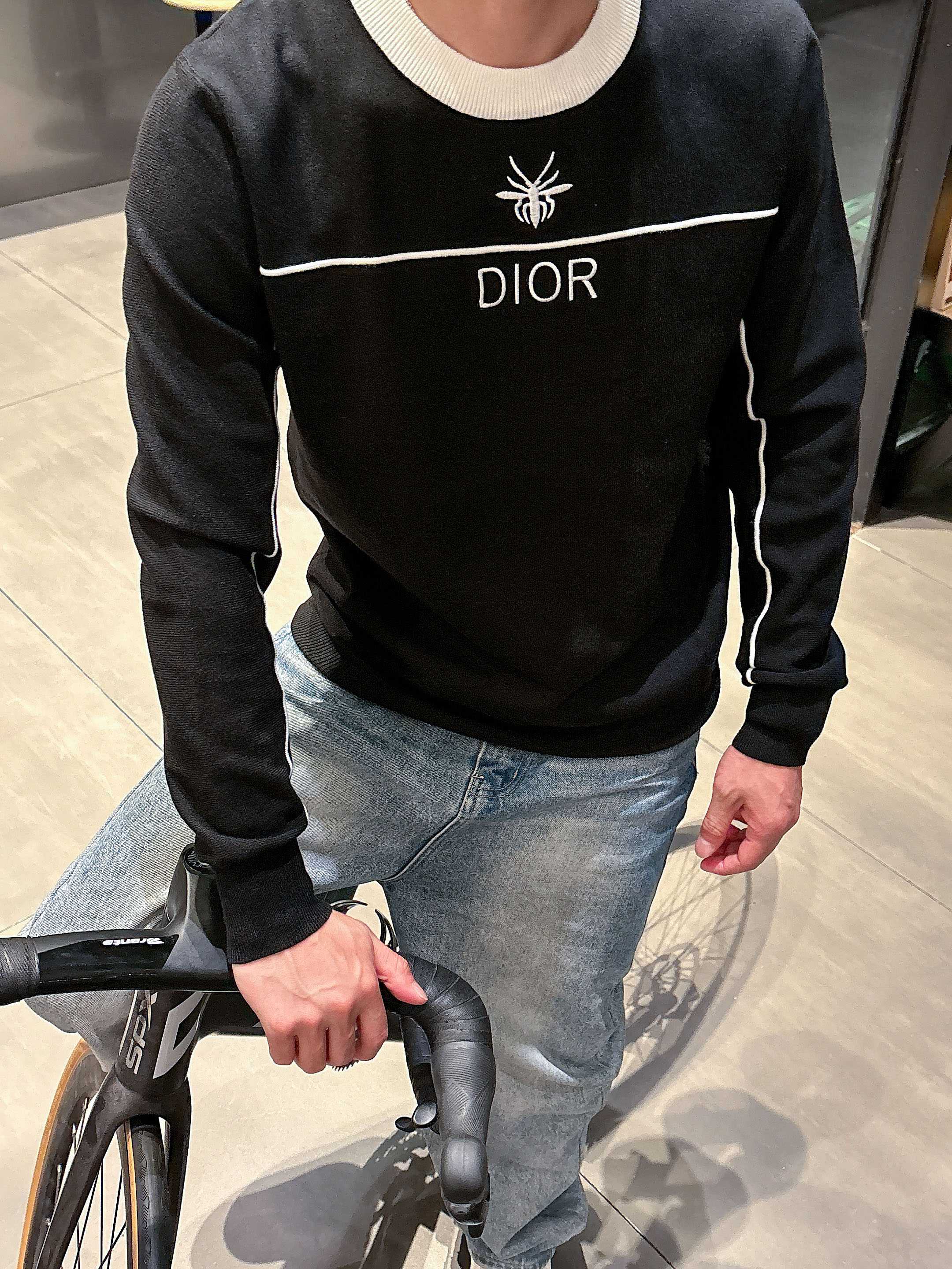 · 迪奥Dior 2025官网秋冬季最新款圆领毛衣，专柜同步在售爆款！特供羊毛混纺面料.手感舒适.可直接