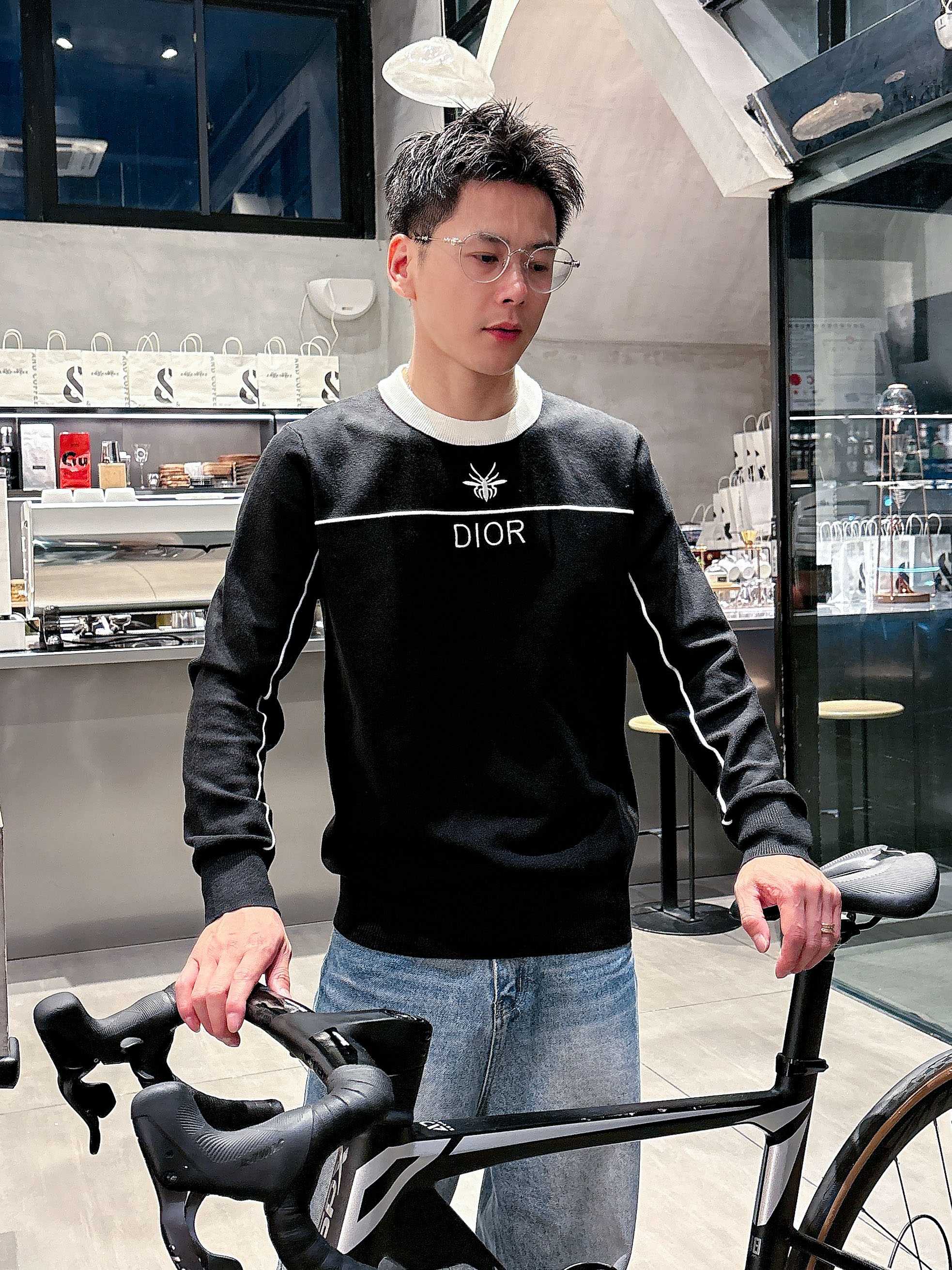 · 迪奥Dior 2025官网秋冬季最新款圆领毛衣，专柜同步在售爆款！特供羊毛混纺面料.手感舒适.可直接