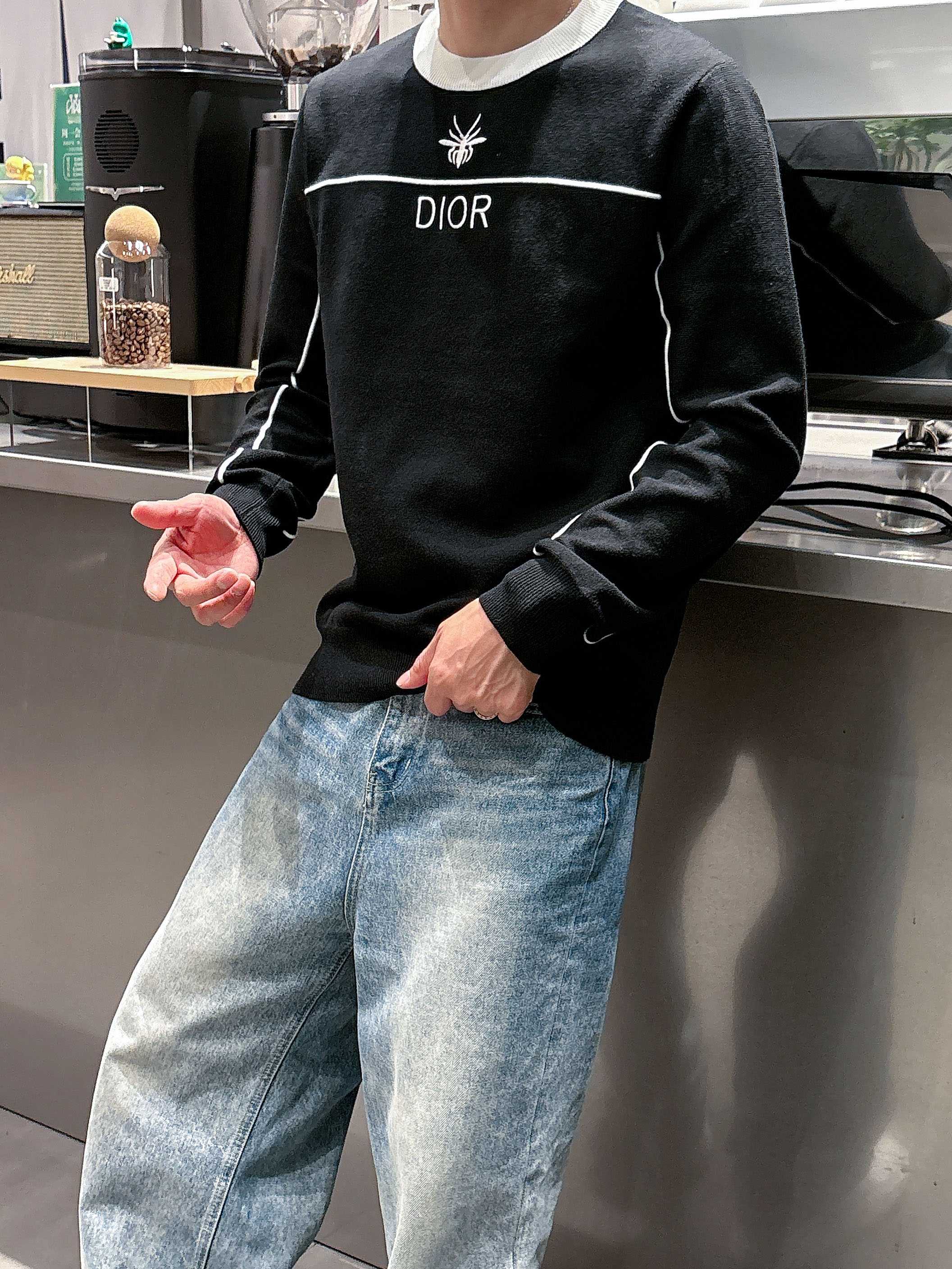 · 迪奥Dior 2025官网秋冬季最新款圆领毛衣，专柜同步在售爆款！特供羊毛混纺面料.手感舒适.可直接