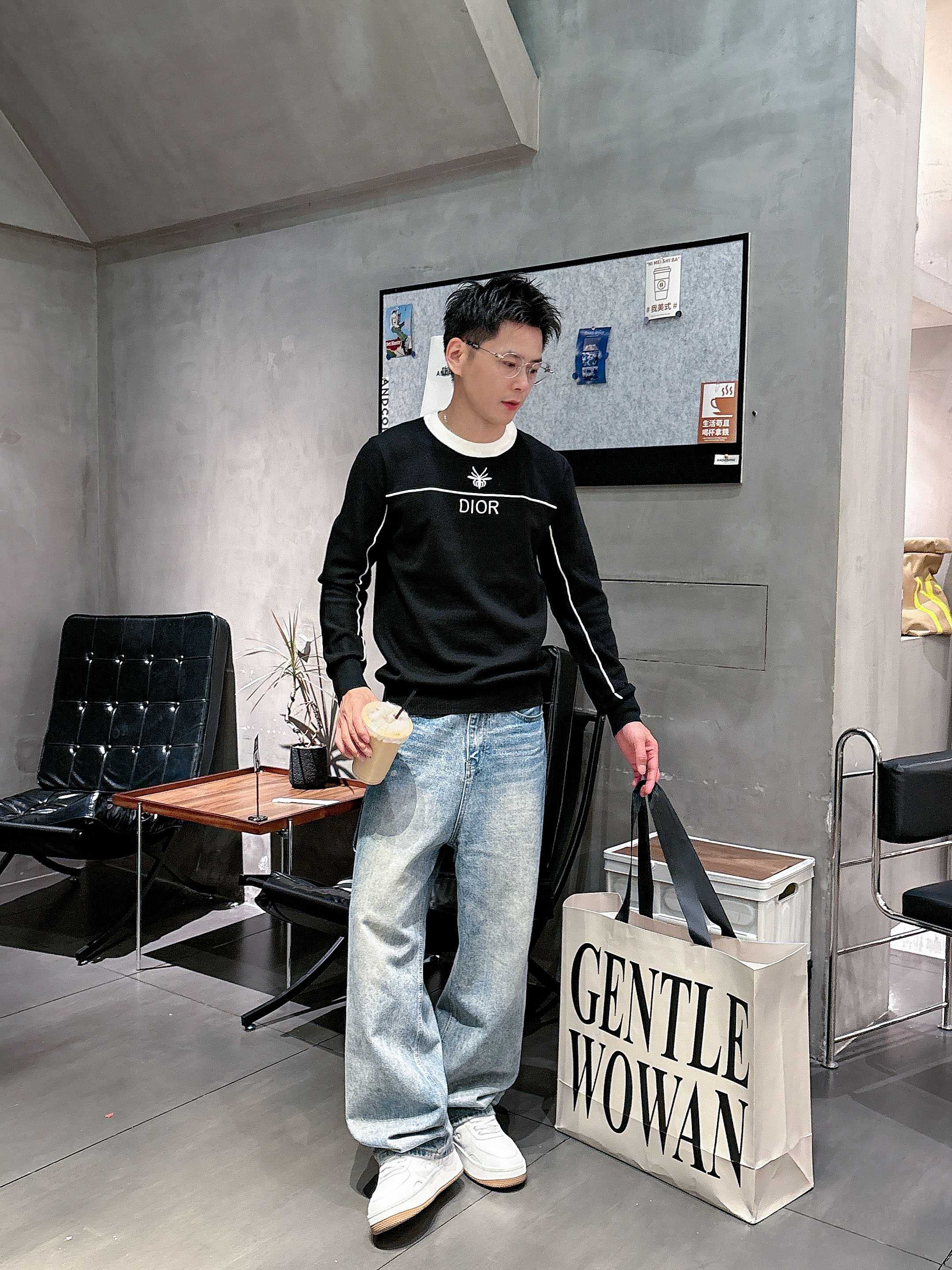 · 迪奥Dior 2025官网秋冬季最新款圆领毛衣，专柜同步在售爆款！特供羊毛混纺面料.手感舒适.可直接