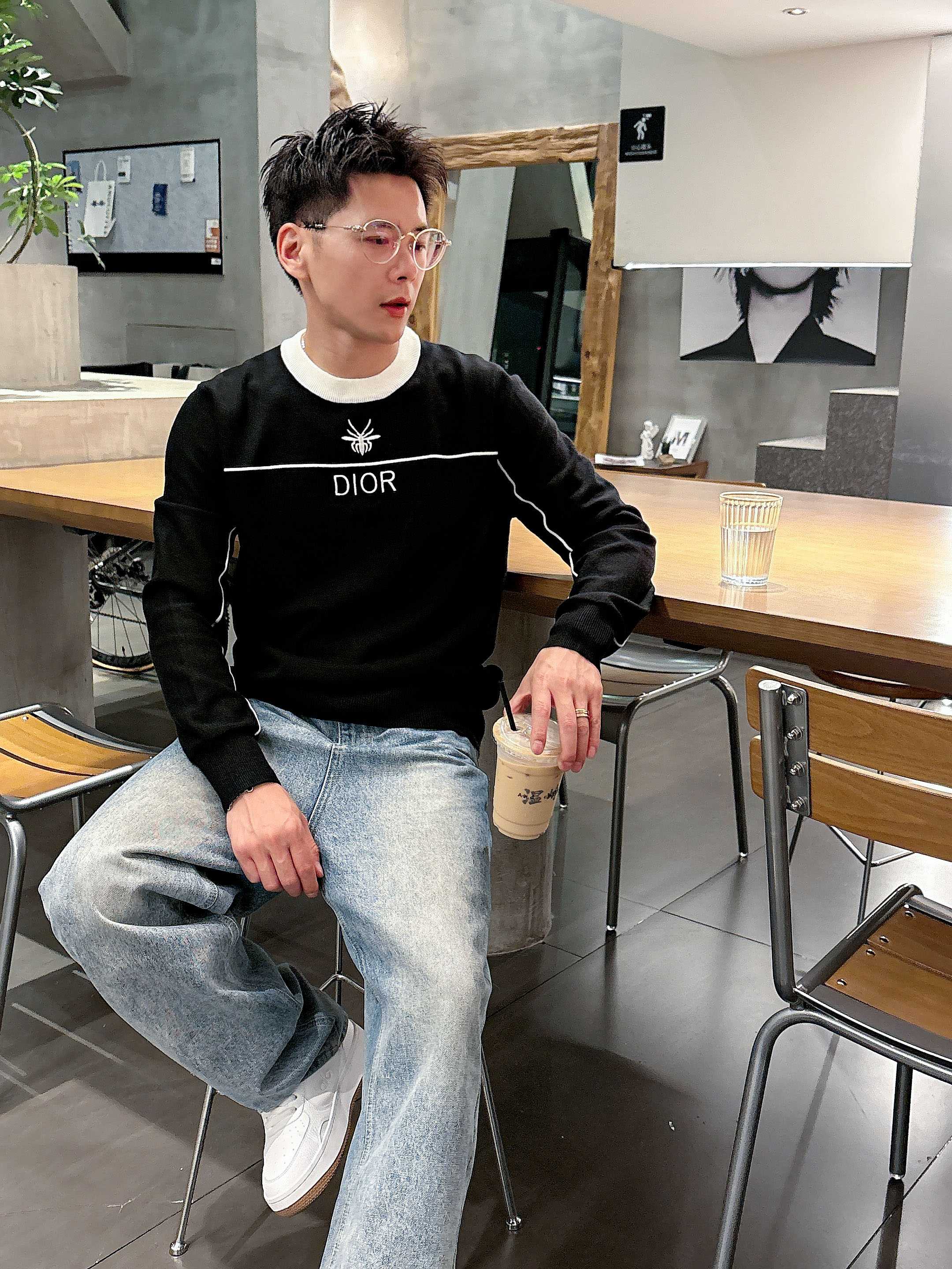 · 迪奥Dior 2025官网秋冬季最新款圆领毛衣，专柜同步在售爆款！特供羊毛混纺面料.手感舒适.可直接