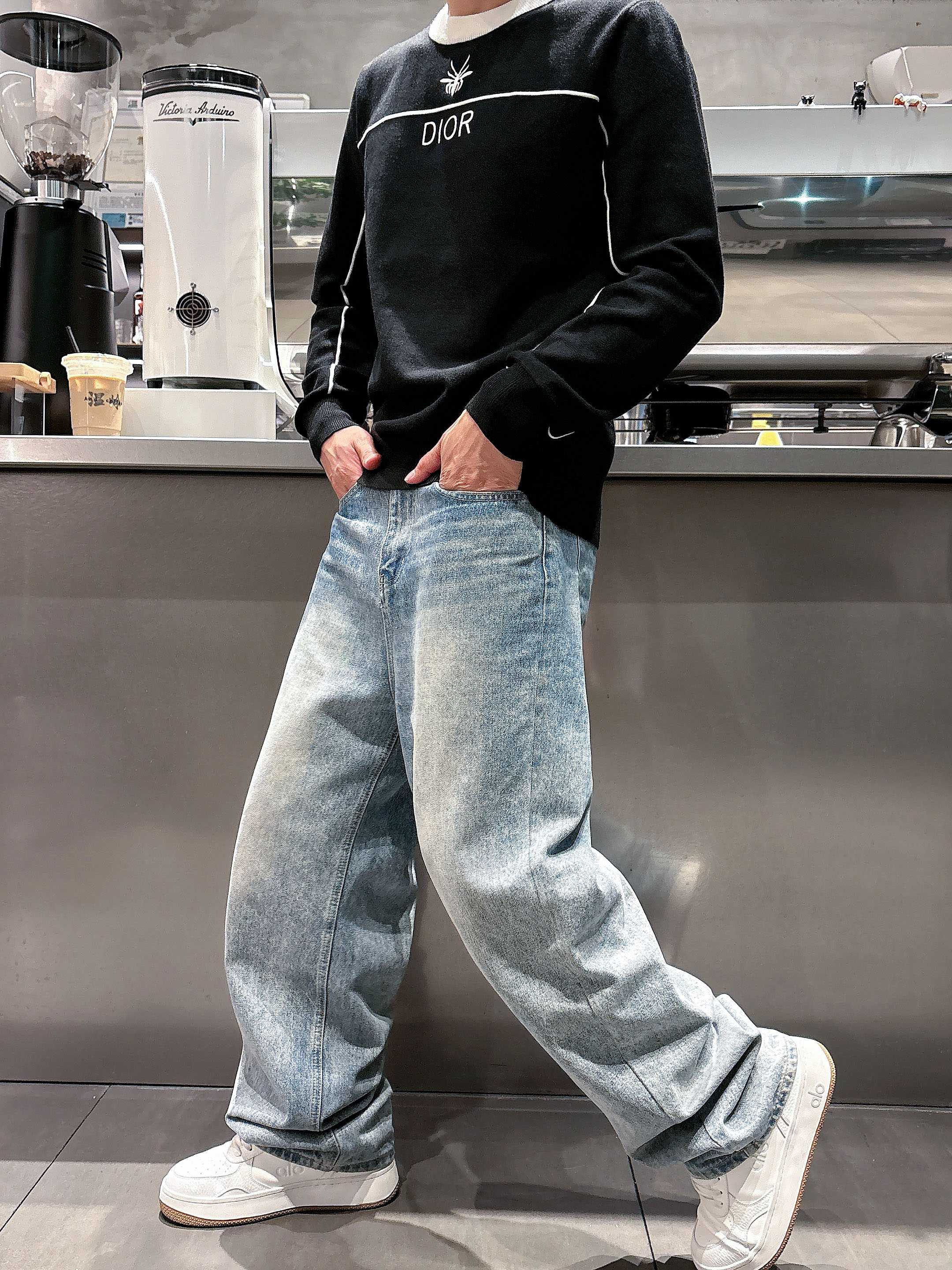 · 迪奥Dior 2025官网秋冬季最新款圆领毛衣，专柜同步在售爆款！特供羊毛混纺面料.手感舒适.可直接