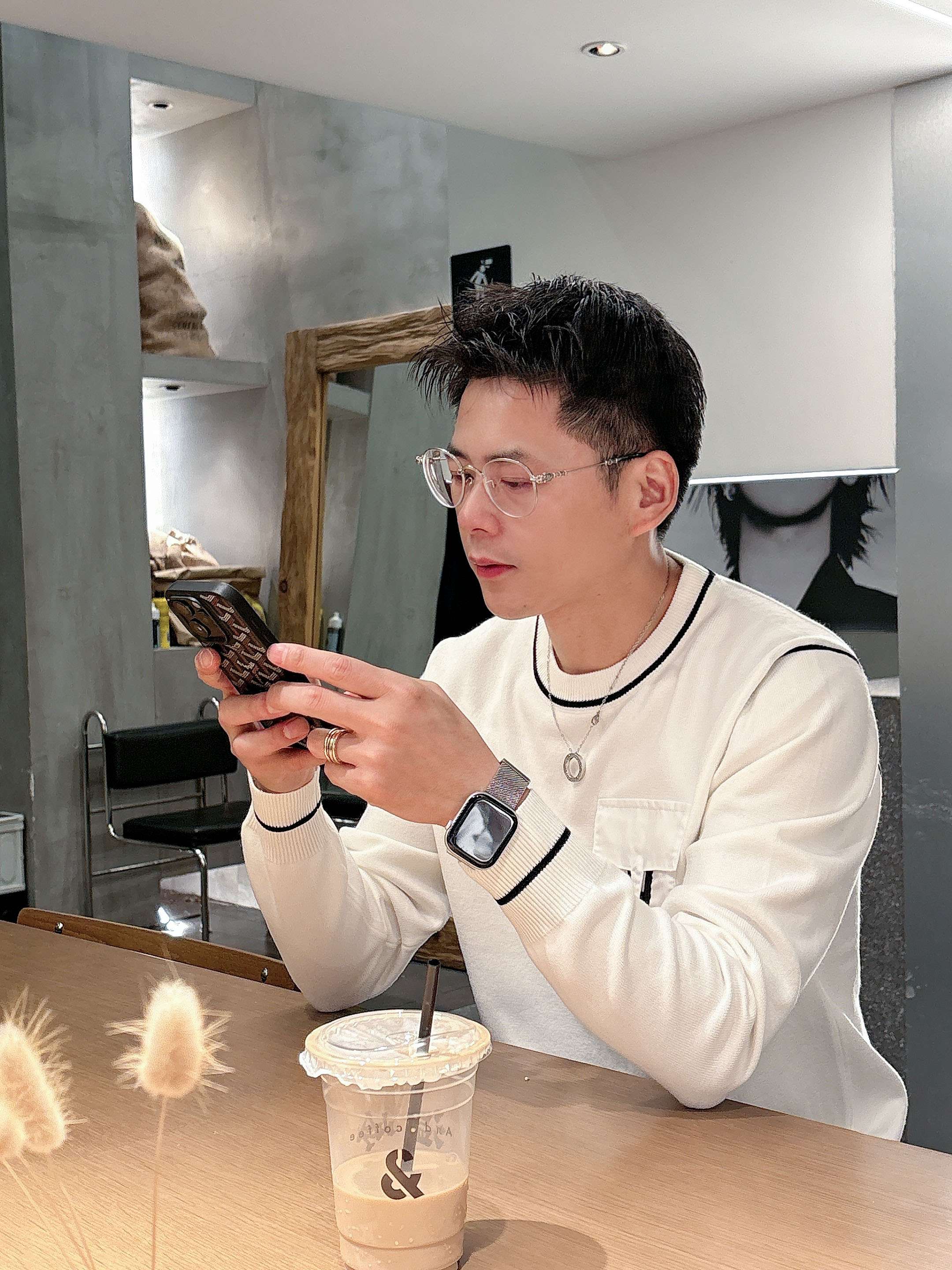 · 爱马仕Hermes 2025官网秋冬季最新款圆领毛衣，专柜同步在售爆款！特供羊毛混纺面料.手感舒适.