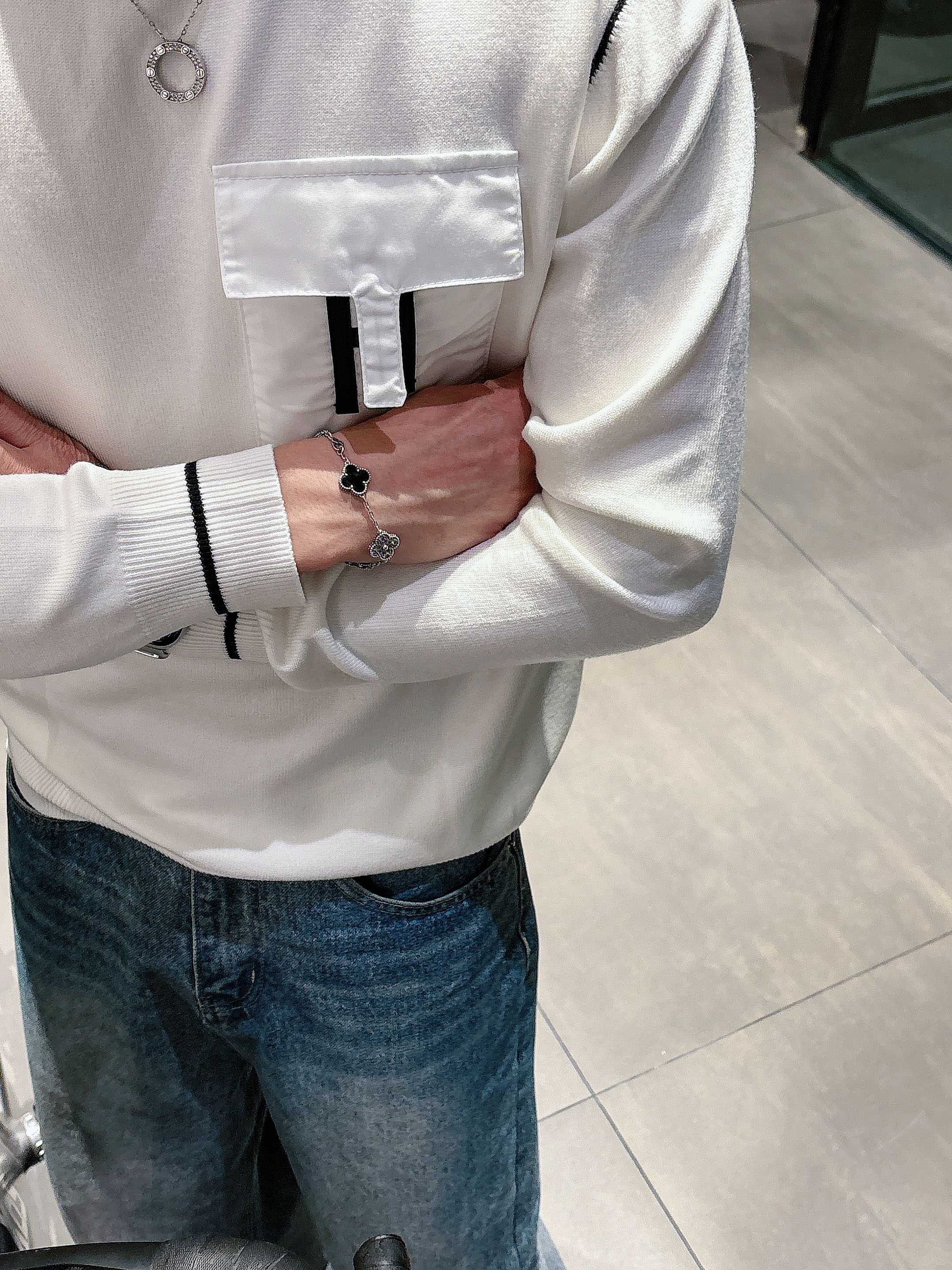 · 爱马仕Hermes 2025官网秋冬季最新款圆领毛衣，专柜同步在售爆款！特供羊毛混纺面料.手感舒适.