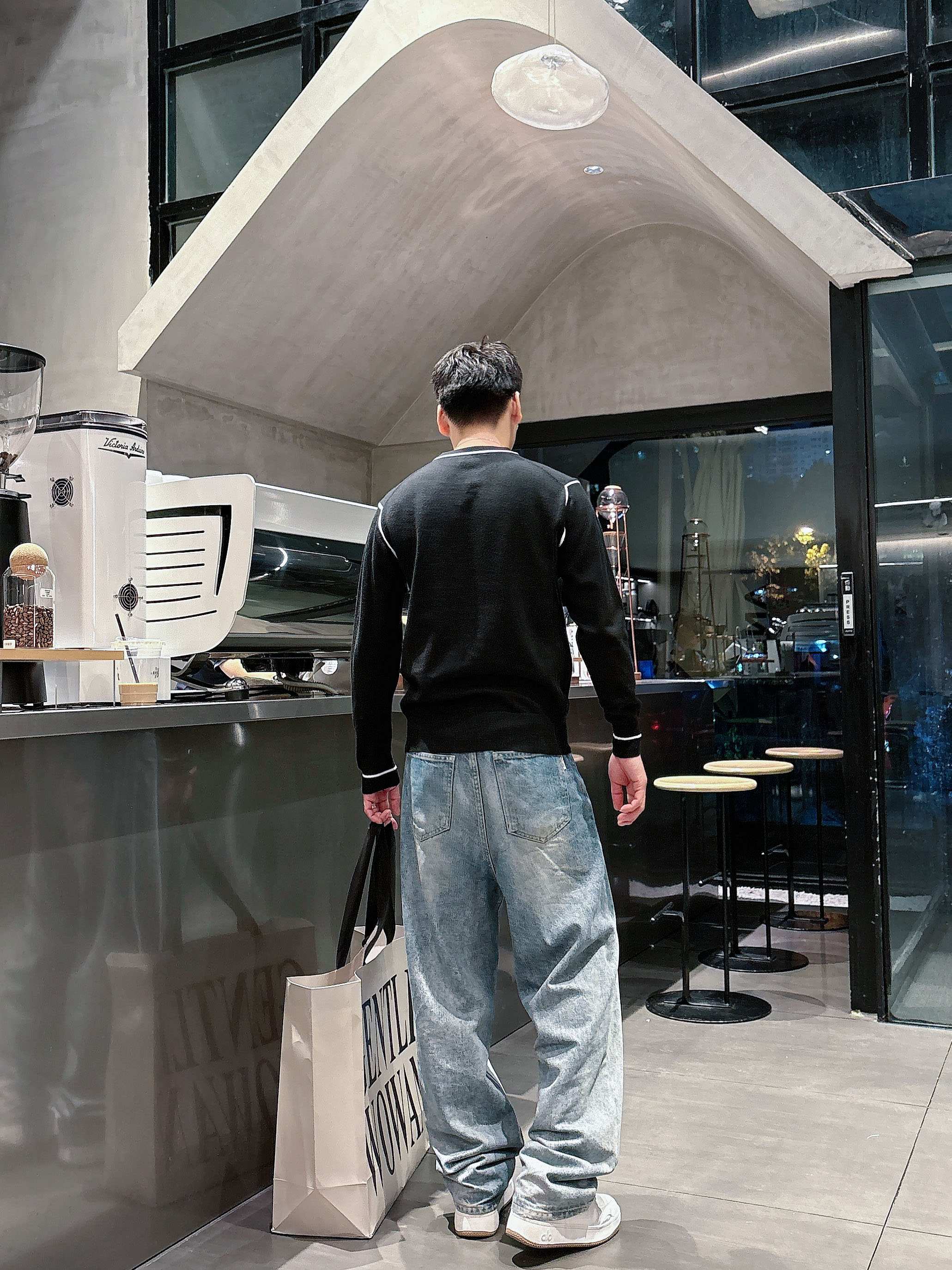 · 爱马仕Hermes 2025官网秋冬季最新款圆领毛衣，专柜同步在售爆款！特供羊毛混纺面料.手感舒适.