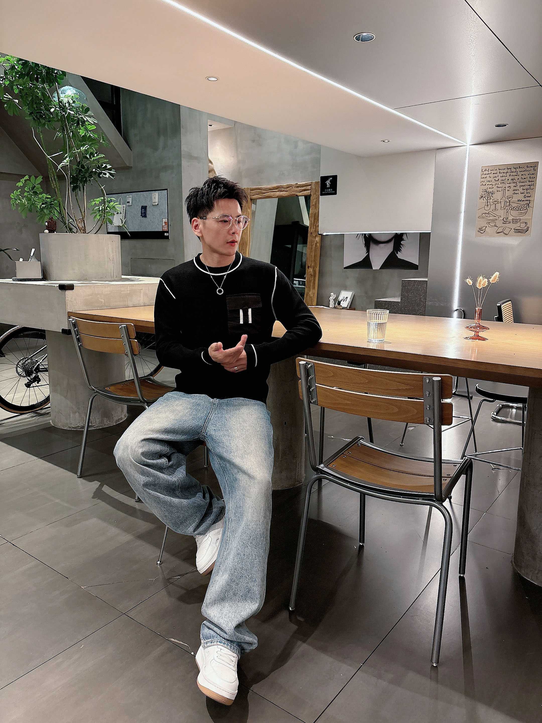 · 爱马仕Hermes 2025官网秋冬季最新款圆领毛衣，专柜同步在售爆款！特供羊毛混纺面料.手感舒适.