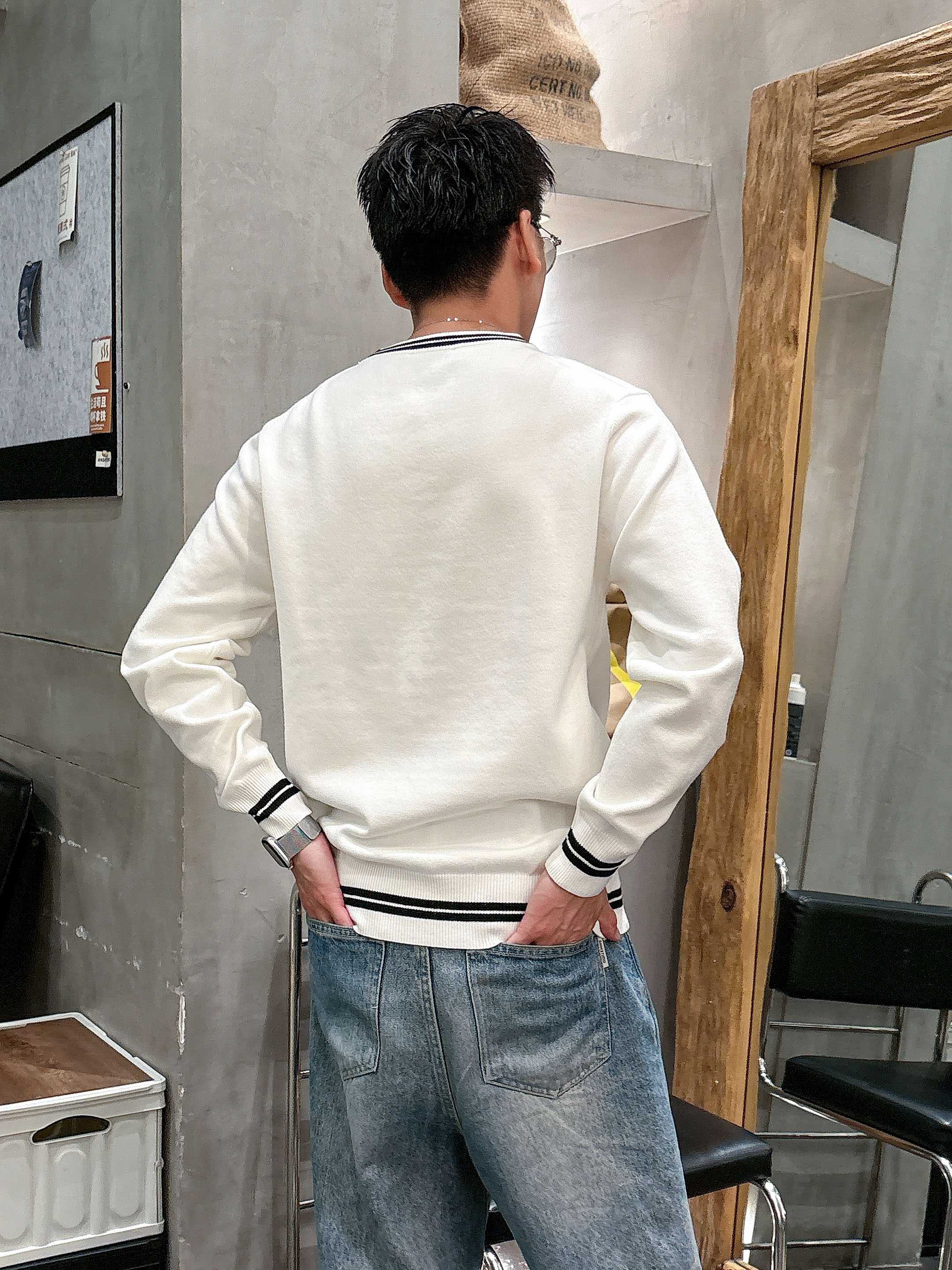 · 古驰Gucci 2025官网秋冬季最新款圆领毛衣，专柜同步在售爆款！特供羊毛混纺面料.手感舒适.可直