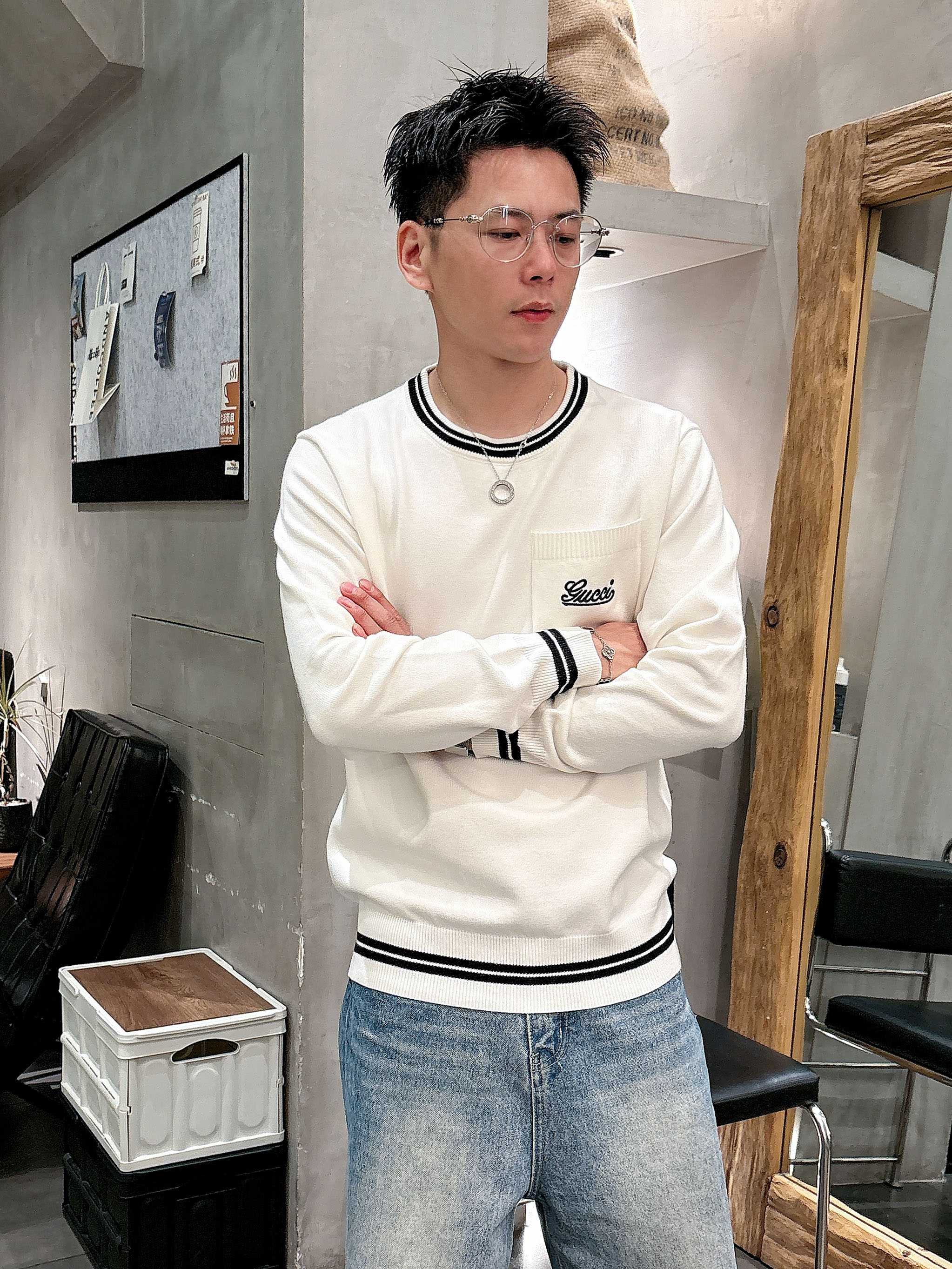 · 古驰Gucci 2025官网秋冬季最新款圆领毛衣，专柜同步在售爆款！特供羊毛混纺面料.手感舒适.可直