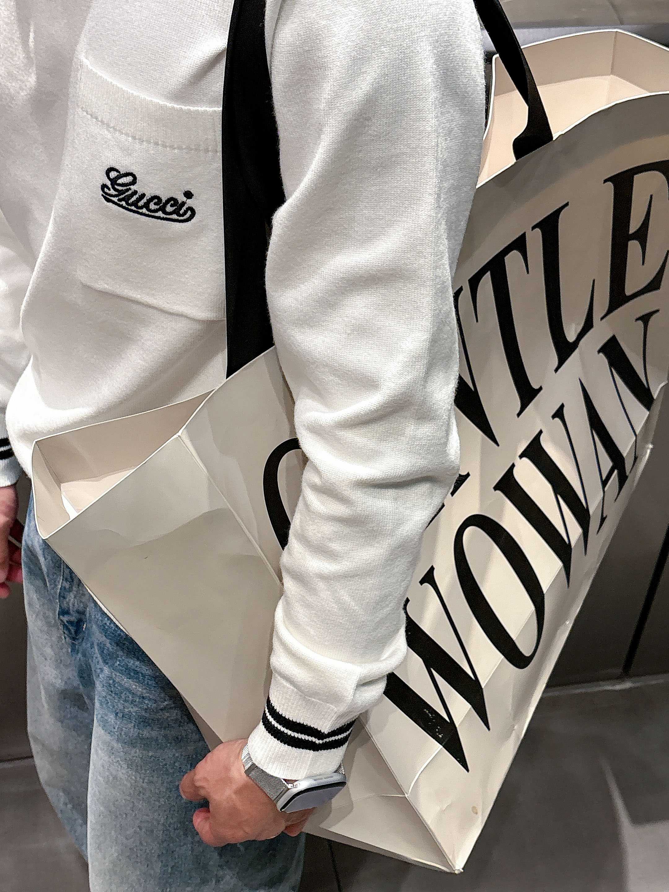 · 古驰Gucci 2025官网秋冬季最新款圆领毛衣，专柜同步在售爆款！特供羊毛混纺面料.手感舒适.可直