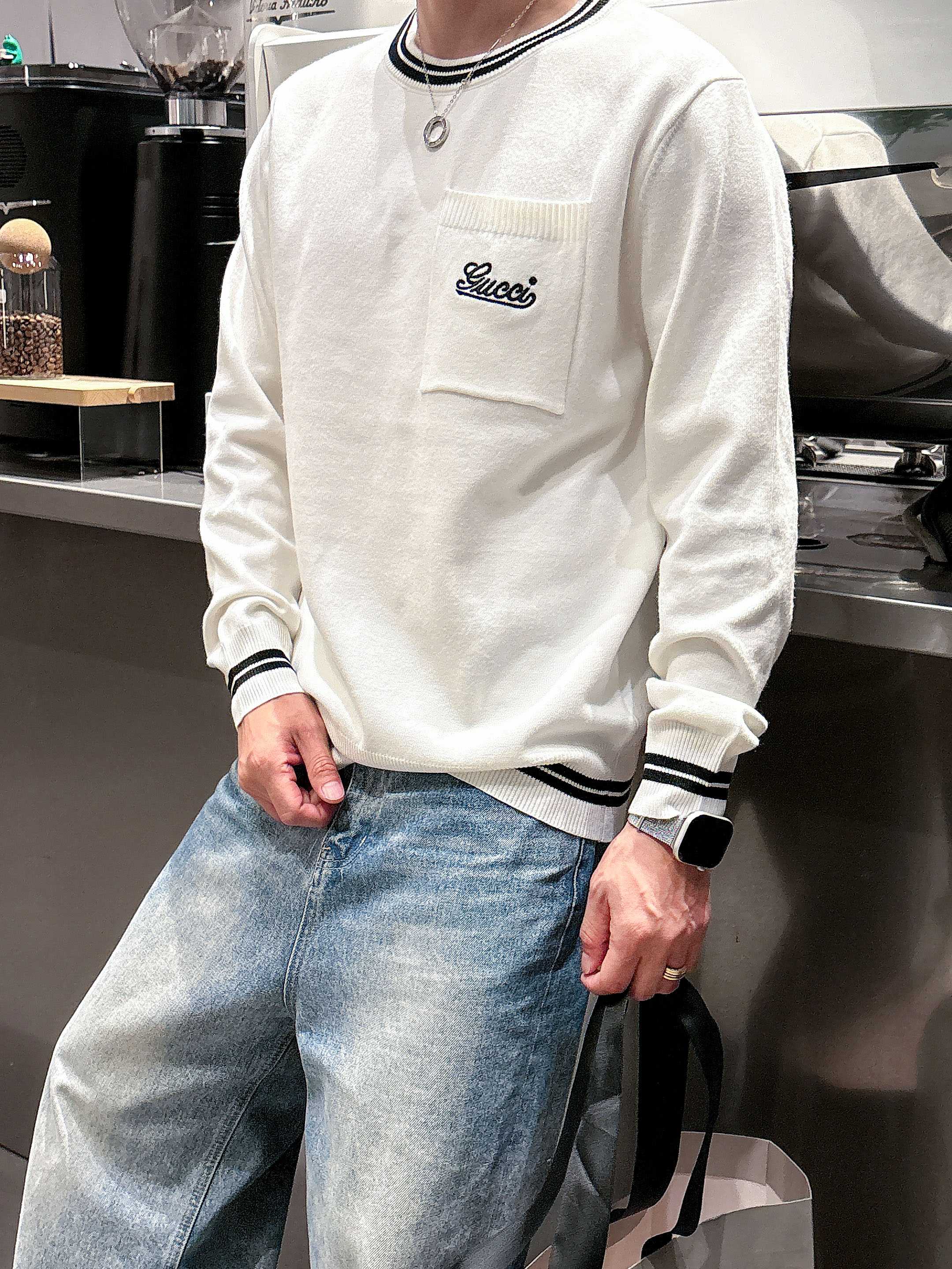 · 古驰Gucci 2025官网秋冬季最新款圆领毛衣，专柜同步在售爆款！特供羊毛混纺面料.手感舒适.可直