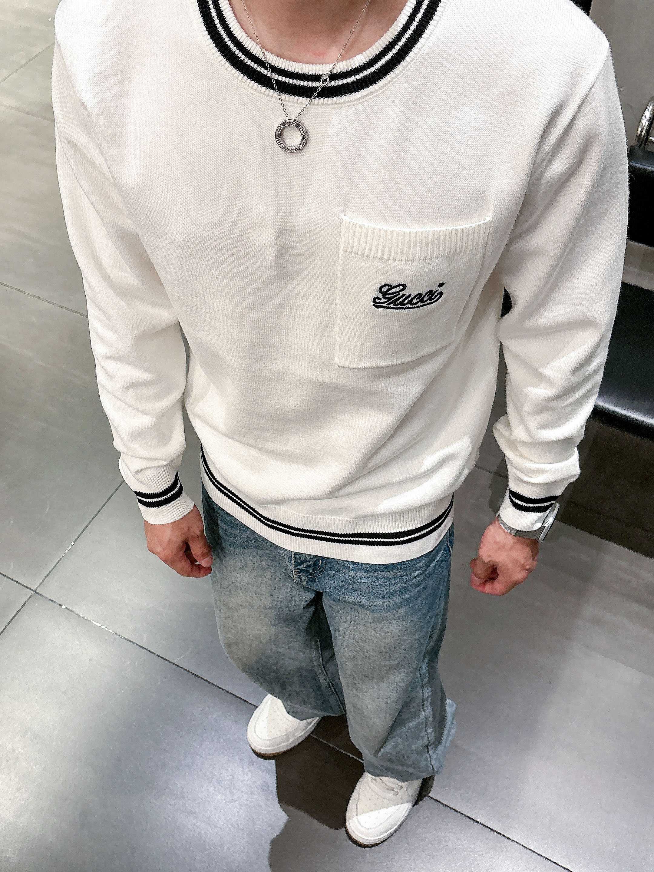 · 古驰Gucci 2025官网秋冬季最新款圆领毛衣，专柜同步在售爆款！特供羊毛混纺面料.手感舒适.可直