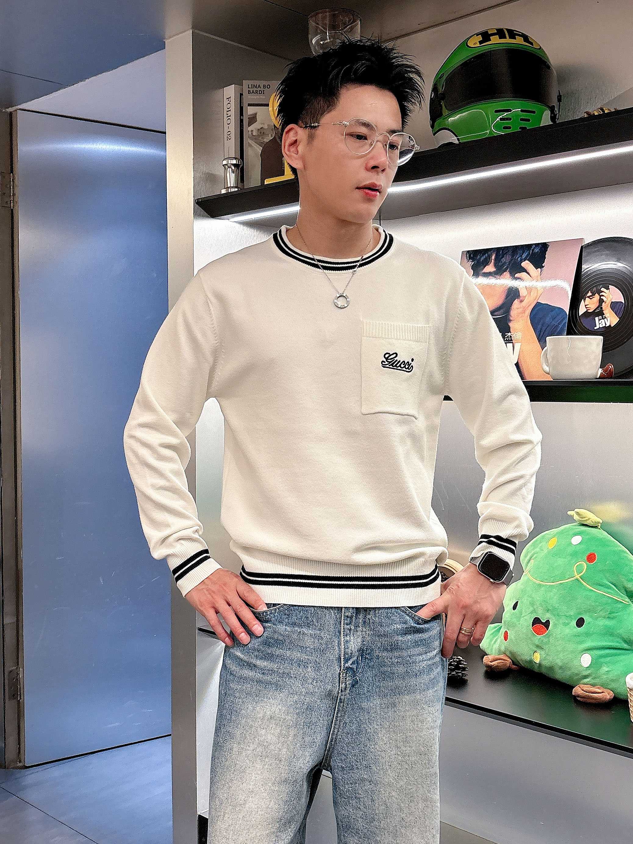 · 古驰Gucci 2025官网秋冬季最新款圆领毛衣，专柜同步在售爆款！特供羊毛混纺面料.手感舒适.可直