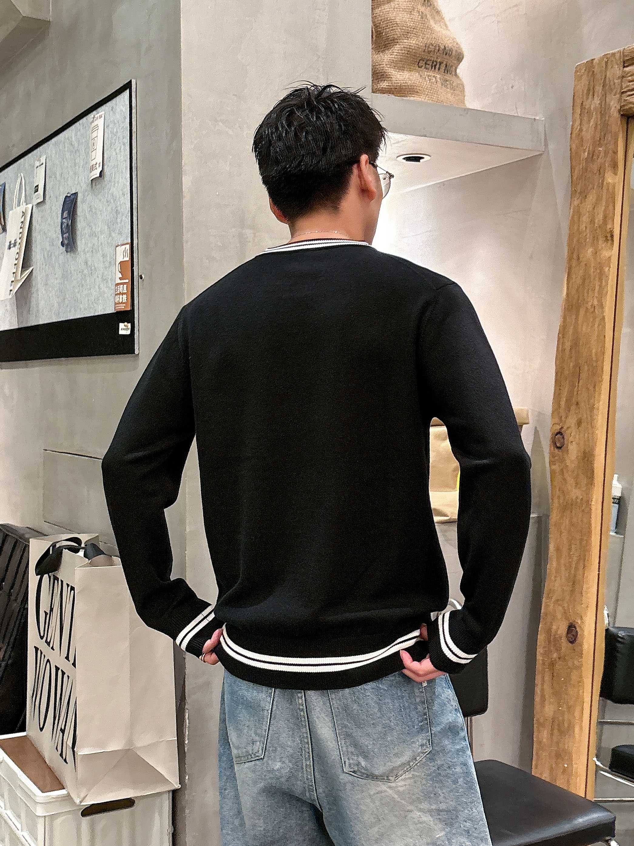 · 古驰Gucci 2025官网秋冬季最新款圆领毛衣，专柜同步在售爆款！特供羊毛混纺面料.手感舒适.可直