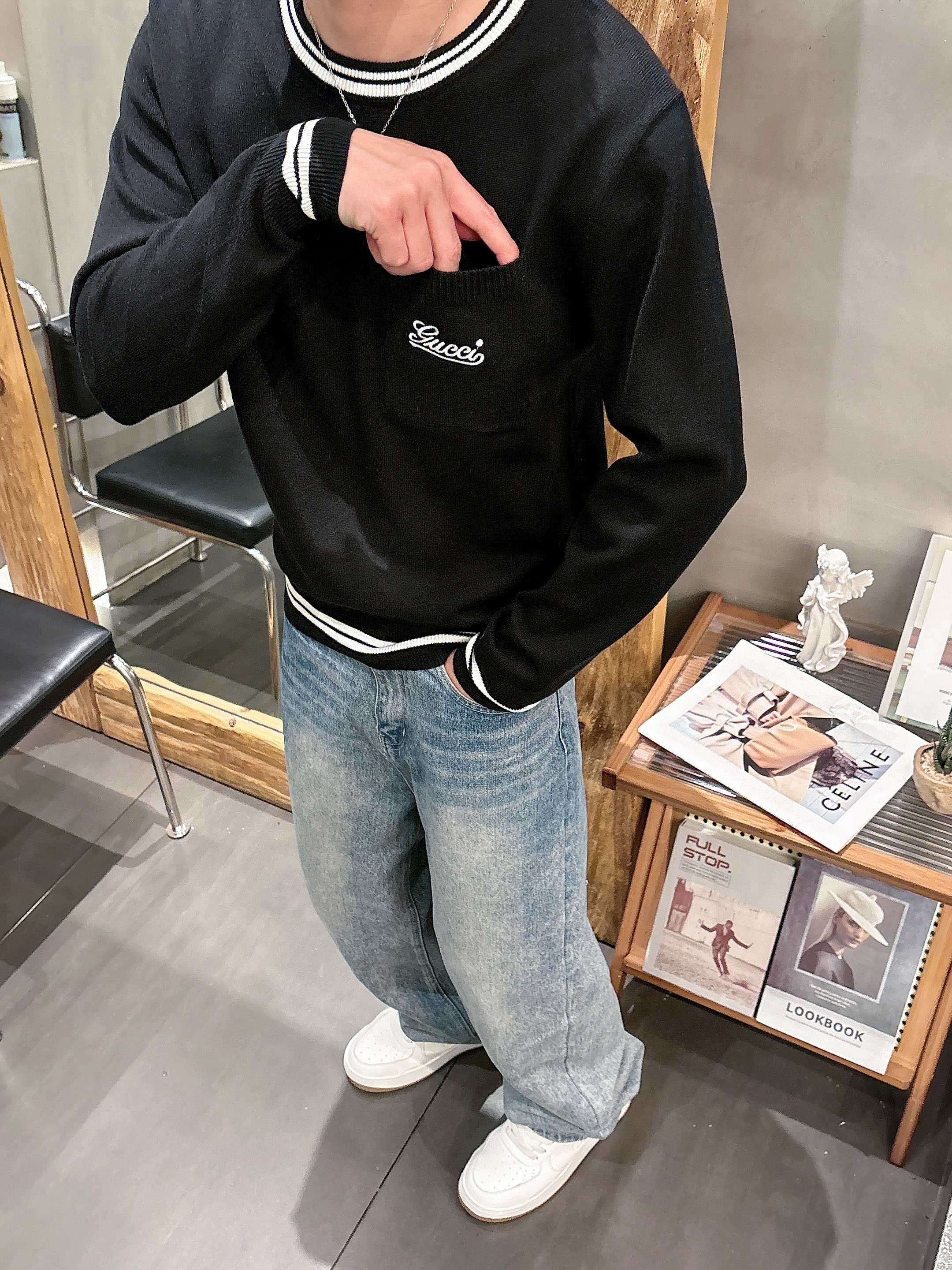 · 古驰Gucci 2025官网秋冬季最新款圆领毛衣，专柜同步在售爆款！特供羊毛混纺面料.手感舒适.可直