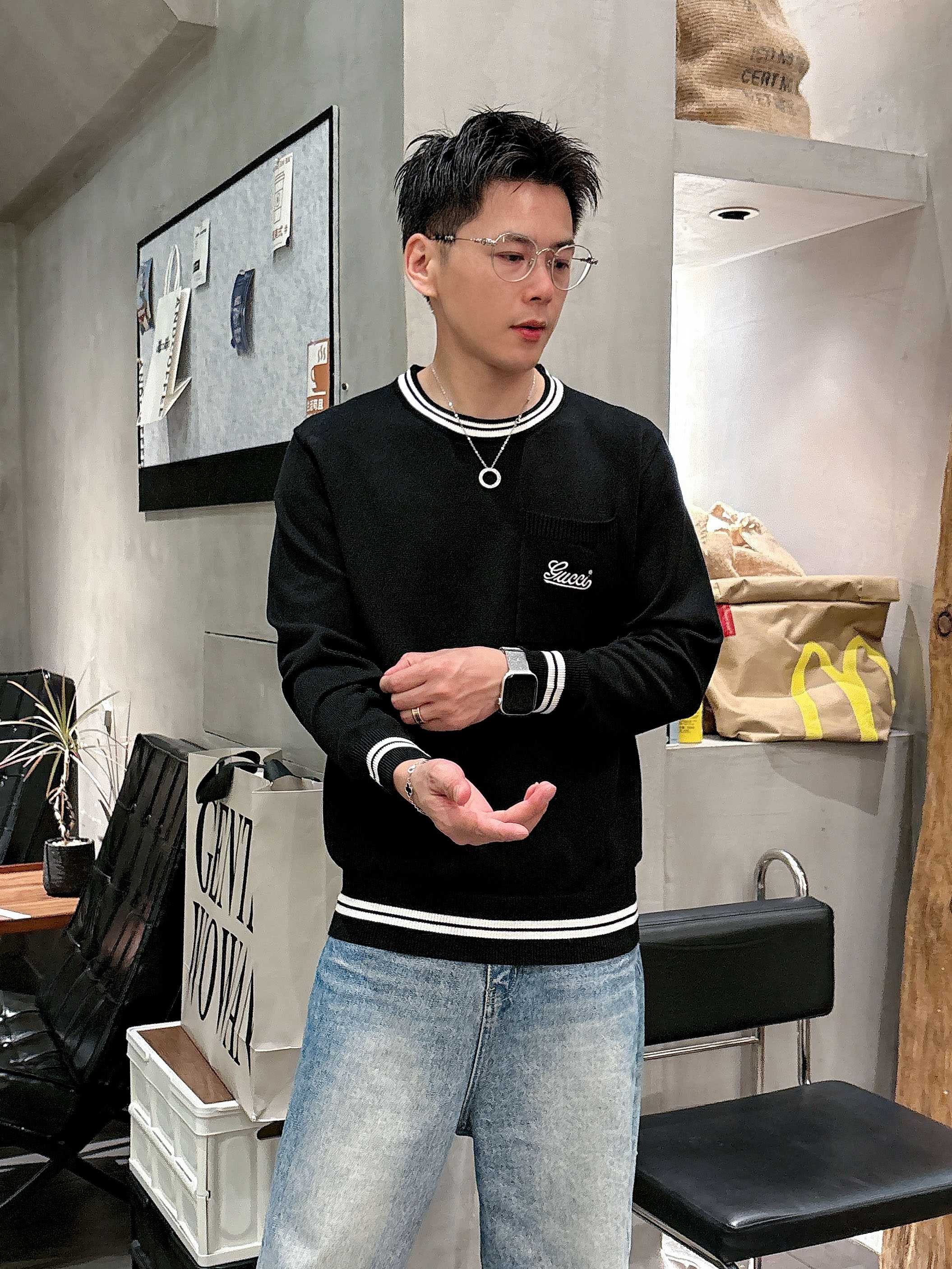 · 古驰Gucci 2025官网秋冬季最新款圆领毛衣，专柜同步在售爆款！特供羊毛混纺面料.手感舒适.可直