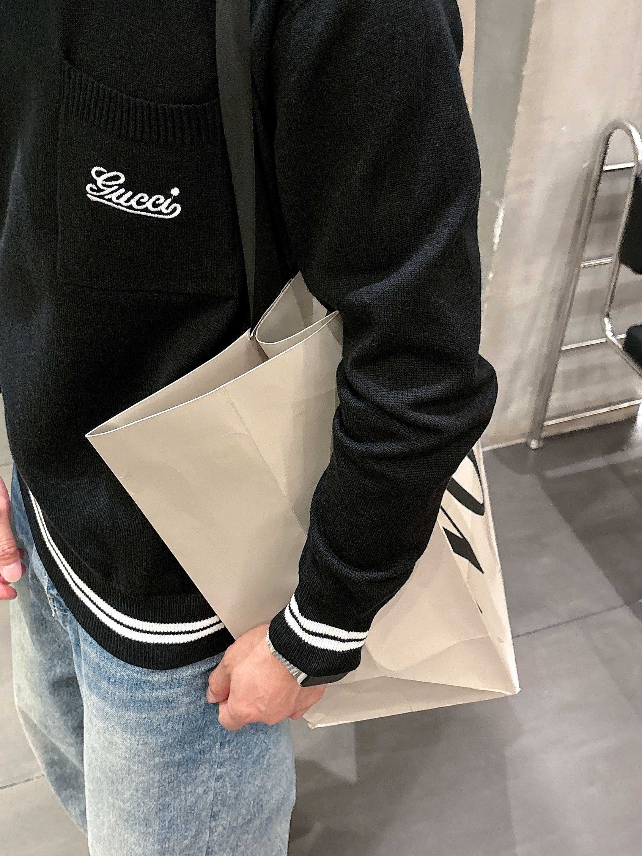 · 古驰Gucci 2025官网秋冬季最新款圆领毛衣，专柜同步在售爆款！特供羊毛混纺面料.手感舒适.可直