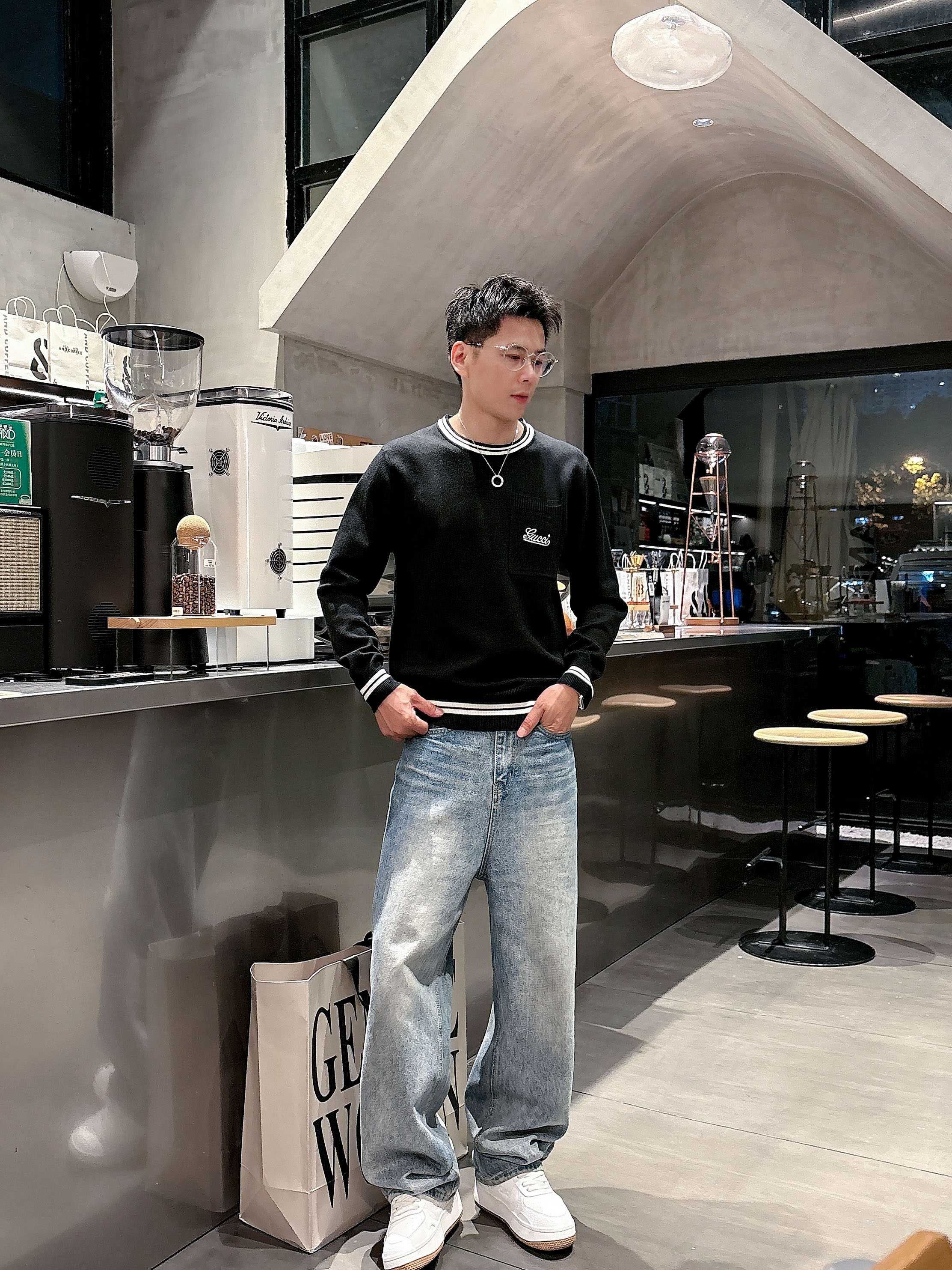 · 古驰Gucci 2025官网秋冬季最新款圆领毛衣，专柜同步在售爆款！特供羊毛混纺面料.手感舒适.可直