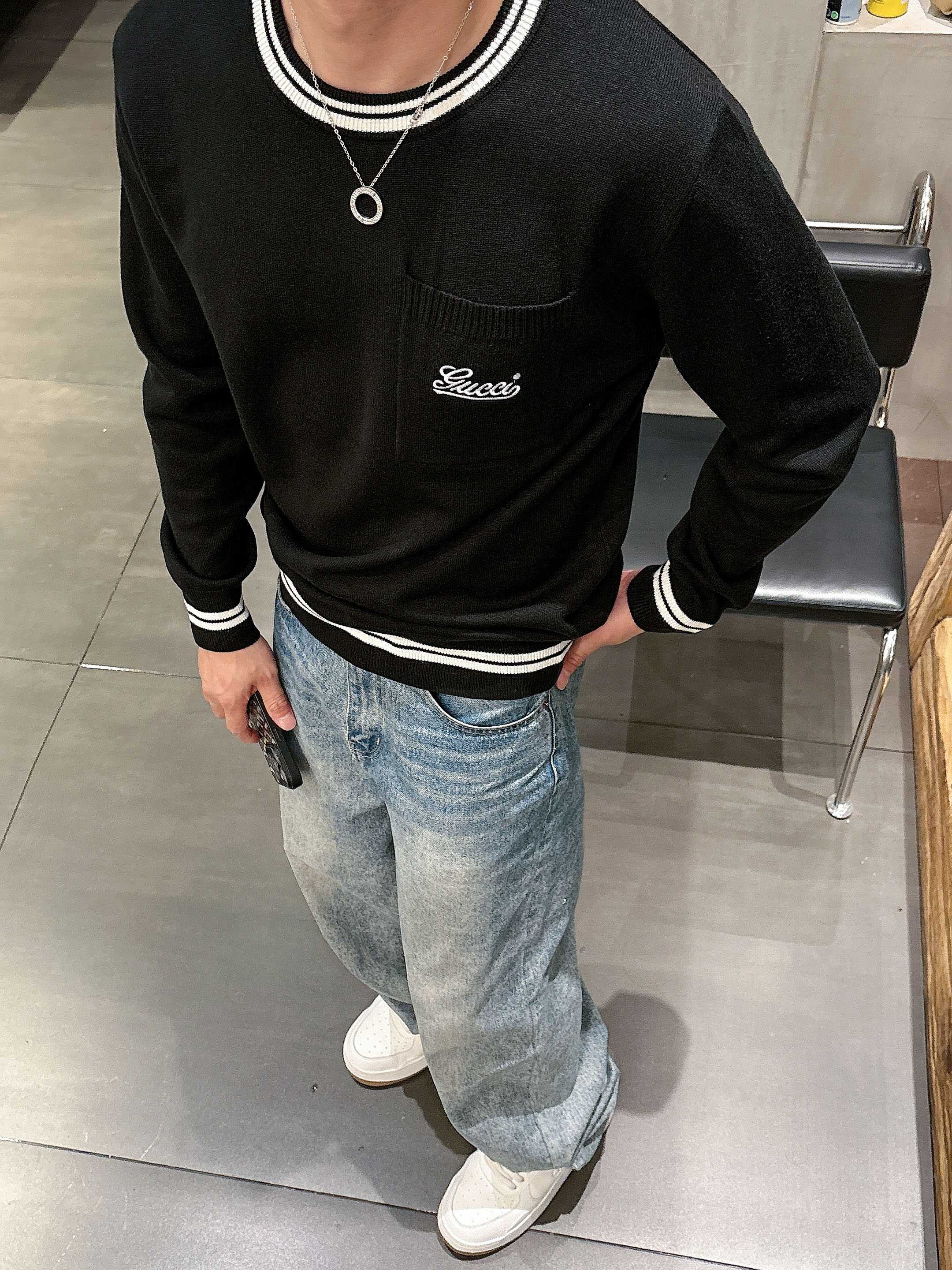 · 古驰Gucci 2025官网秋冬季最新款圆领毛衣，专柜同步在售爆款！特供羊毛混纺面料.手感舒适.可直