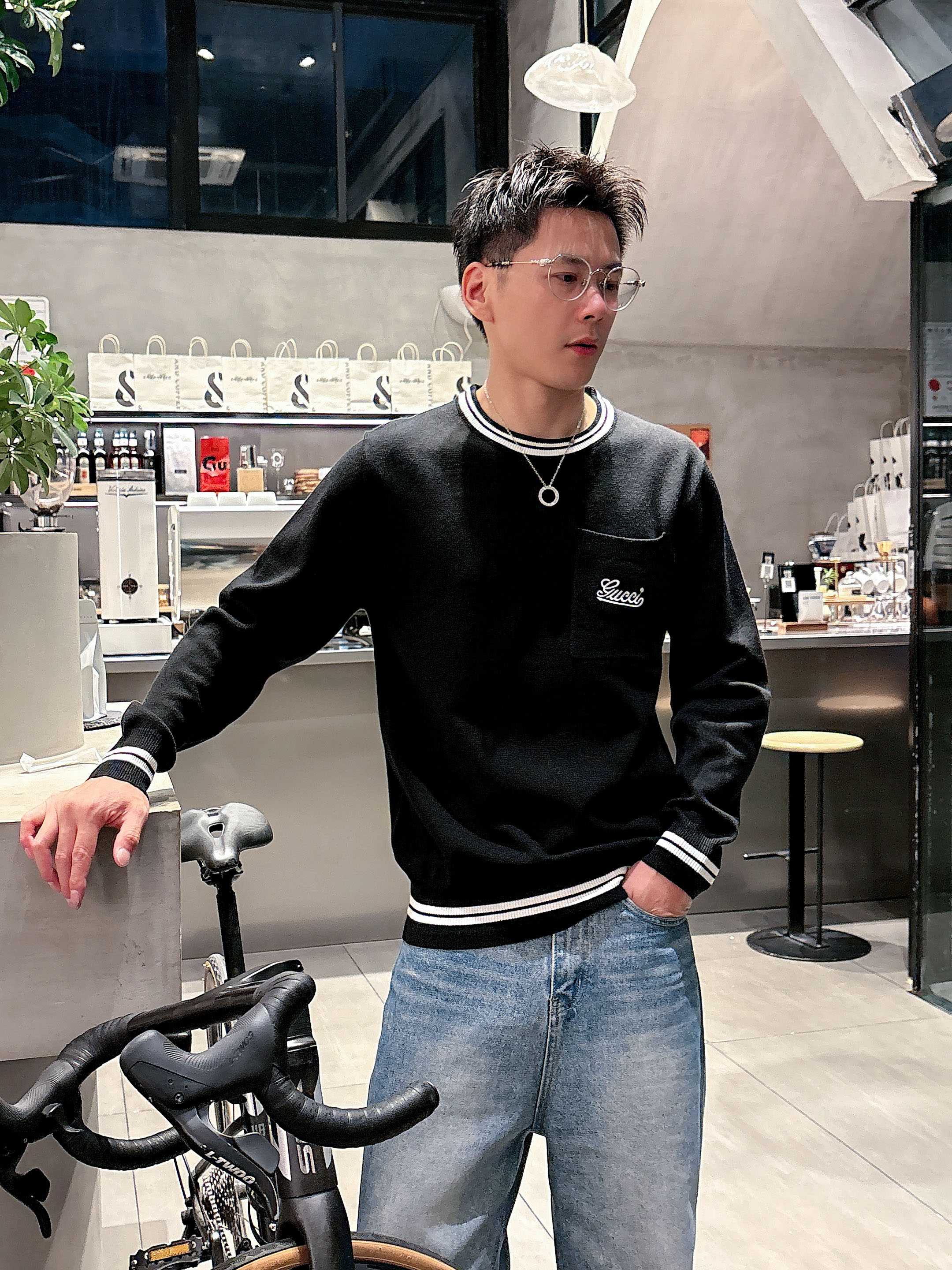 · 古驰Gucci 2025官网秋冬季最新款圆领毛衣，专柜同步在售爆款！特供羊毛混纺面料.手感舒适.可直