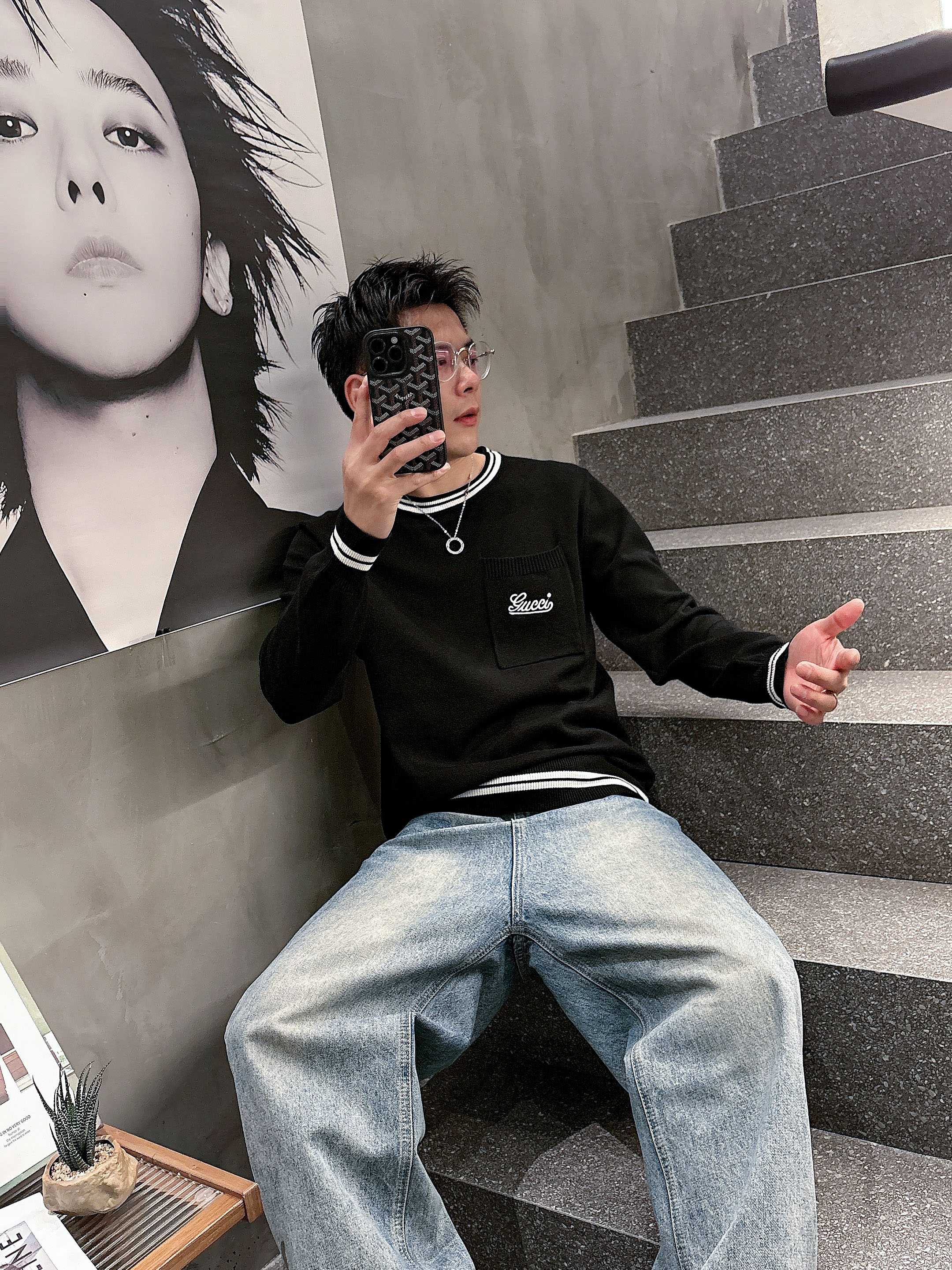 · 古驰Gucci 2025官网秋冬季最新款圆领毛衣，专柜同步在售爆款！特供羊毛混纺面料.手感舒适.可直