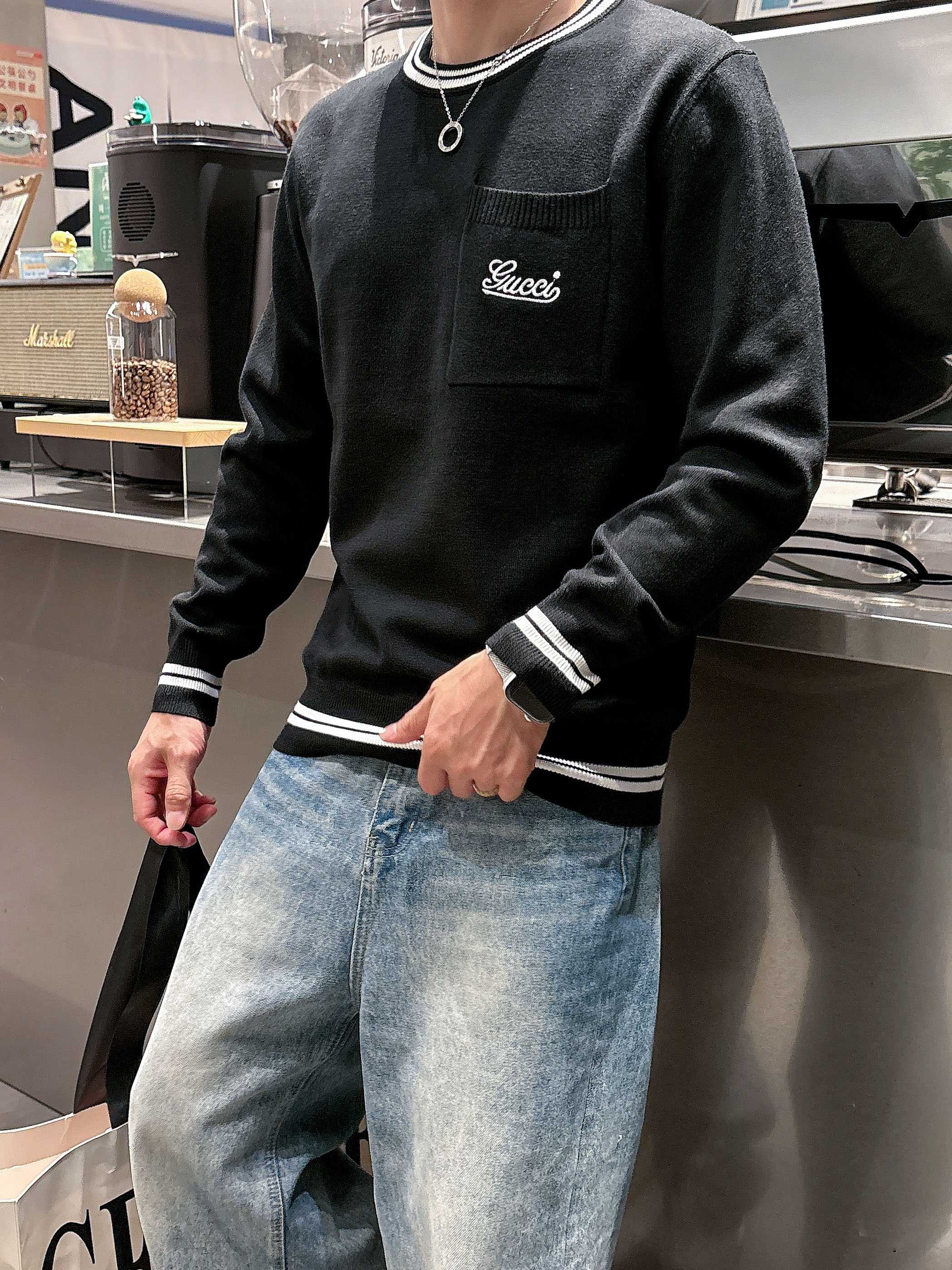 · 古驰Gucci 2025官网秋冬季最新款圆领毛衣，专柜同步在售爆款！特供羊毛混纺面料.手感舒适.可直