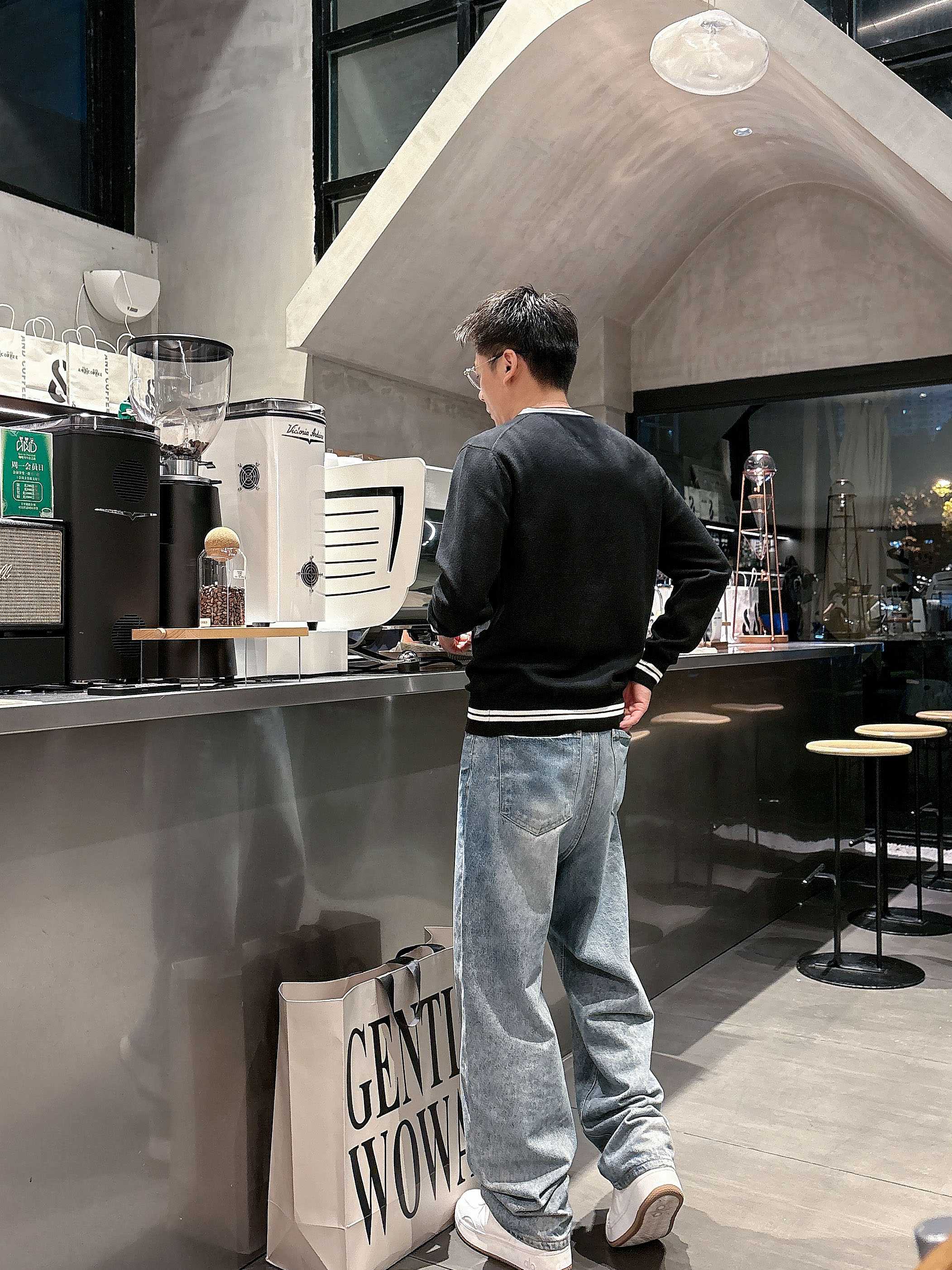 · 古驰Gucci 2025官网秋冬季最新款圆领毛衣，专柜同步在售爆款！特供羊毛混纺面料.手感舒适.可直