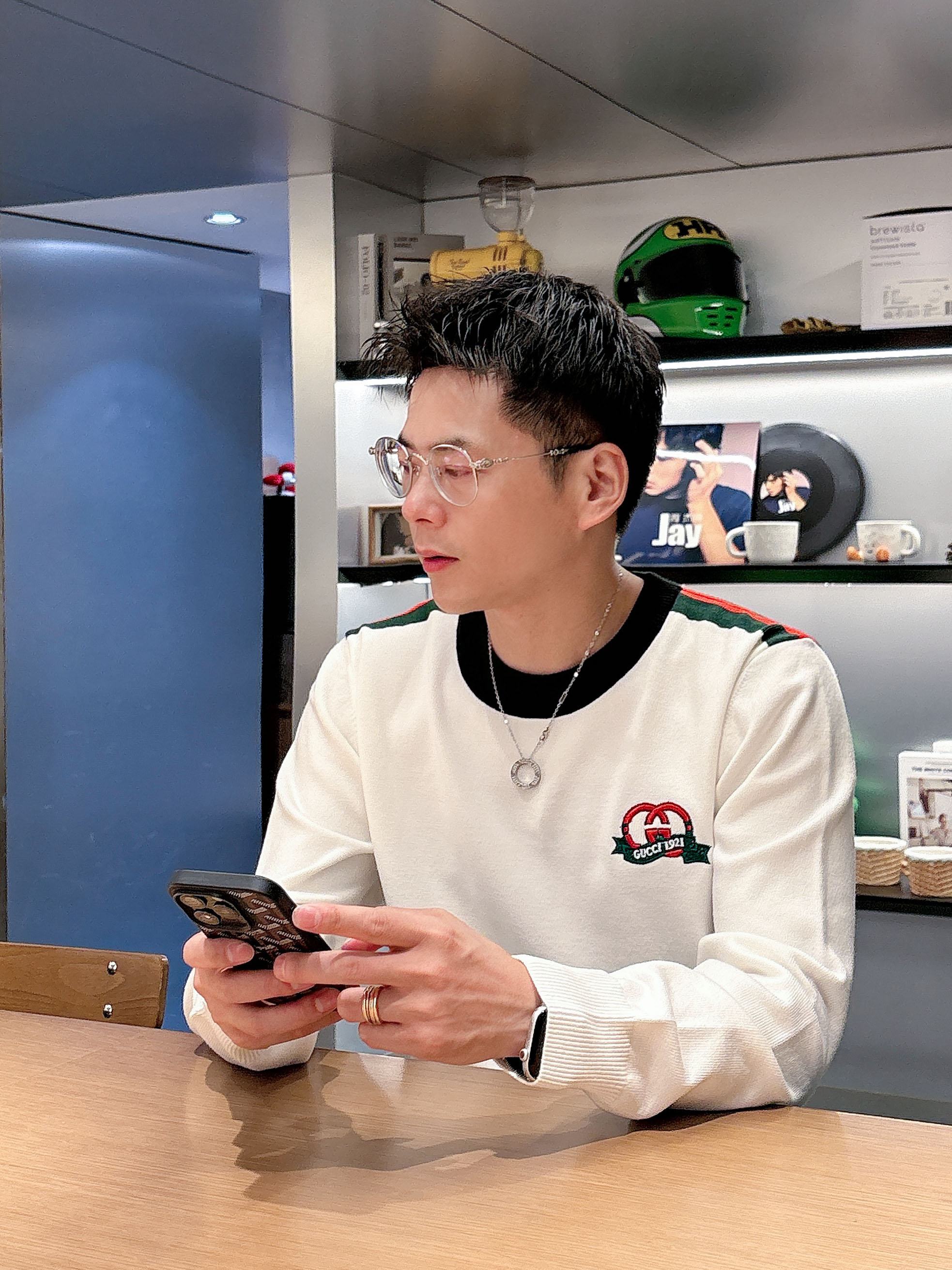 · 古驰Gucci 2025官网秋冬季最新款圆领毛衣，专柜同步在售爆款！特供羊毛混纺面料.手感舒适.可直