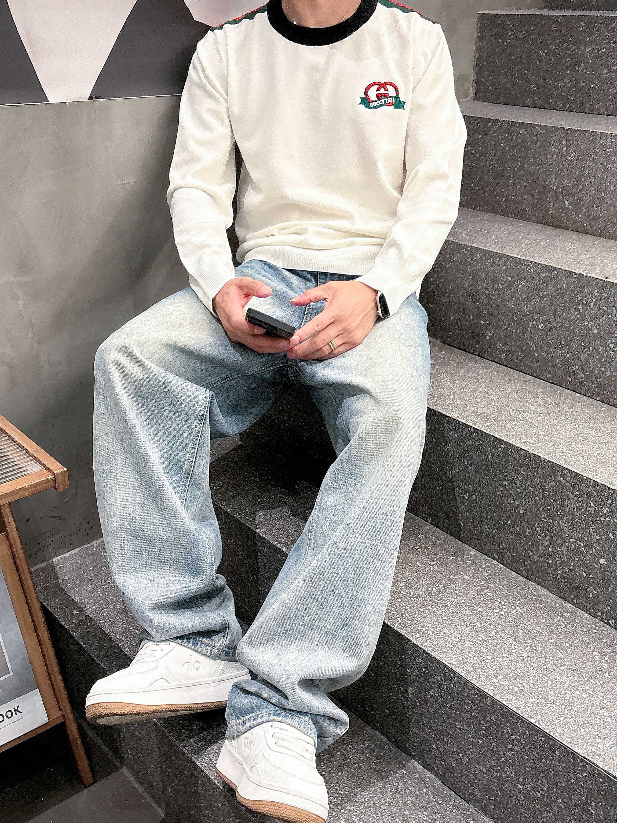 · 古驰Gucci 2025官网秋冬季最新款圆领毛衣，专柜同步在售爆款！特供羊毛混纺面料.手感舒适.可直