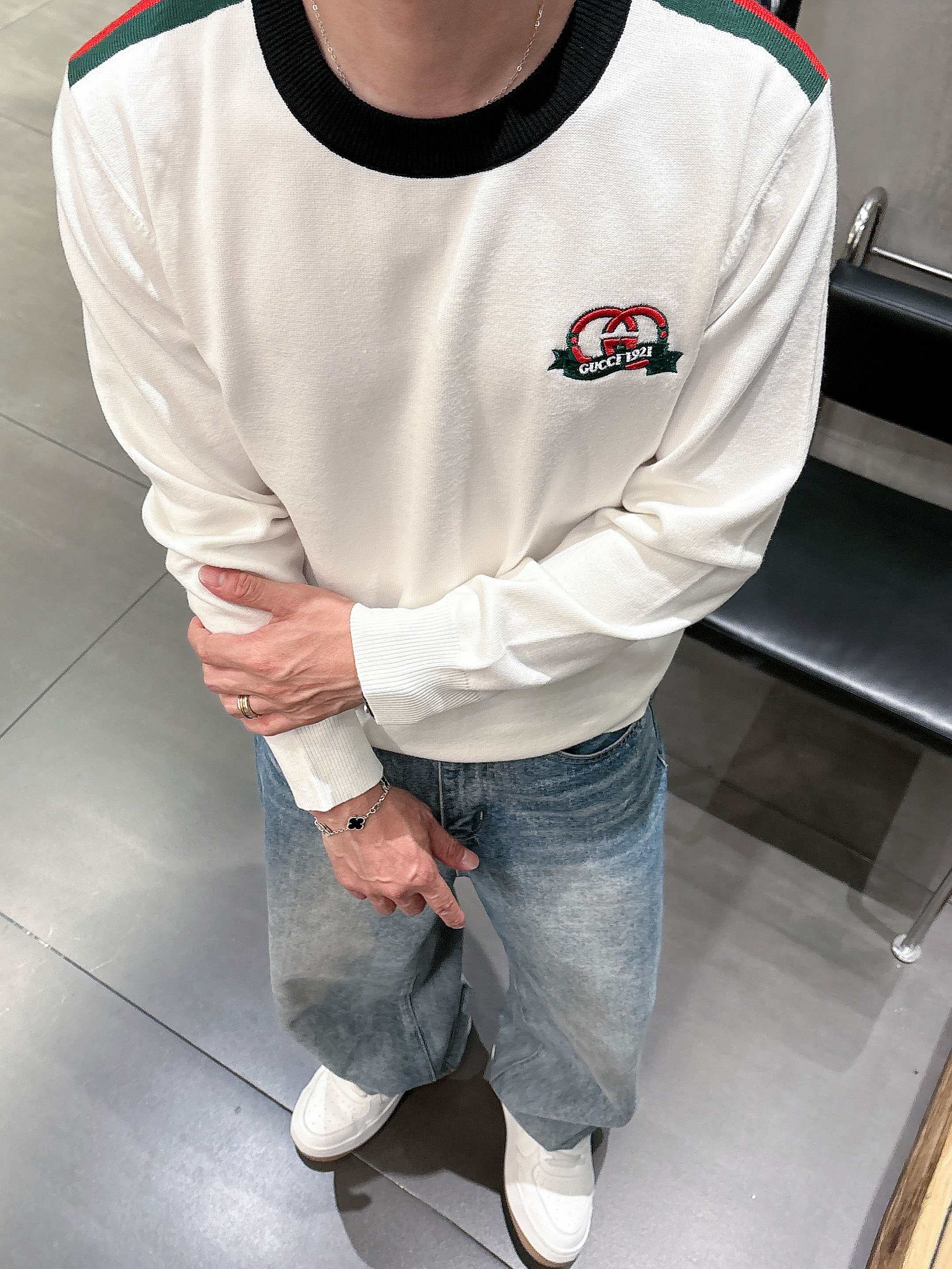 · 古驰Gucci 2025官网秋冬季最新款圆领毛衣，专柜同步在售爆款！特供羊毛混纺面料.手感舒适.可直