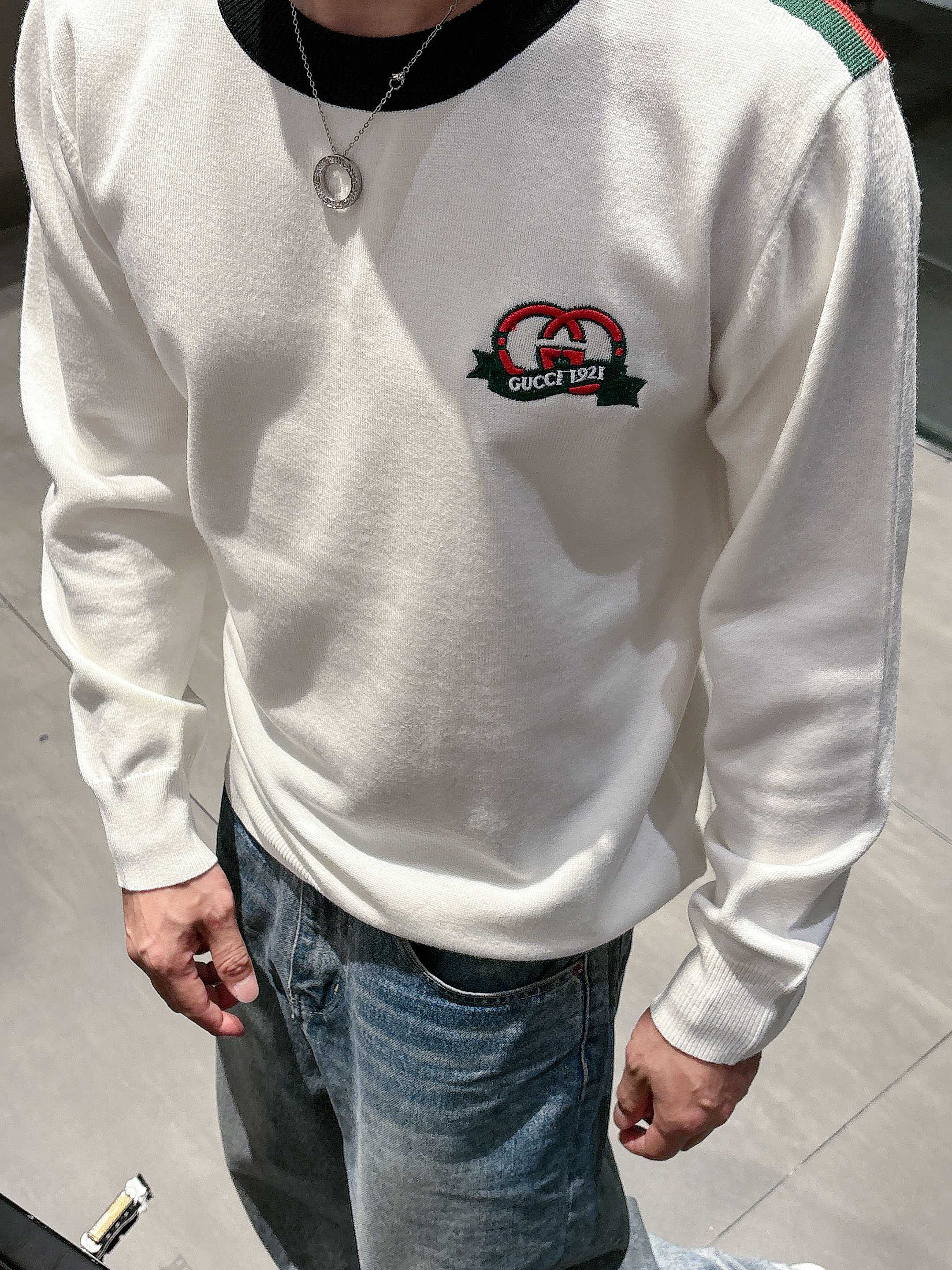 · 古驰Gucci 2025官网秋冬季最新款圆领毛衣，专柜同步在售爆款！特供羊毛混纺面料.手感舒适.可直