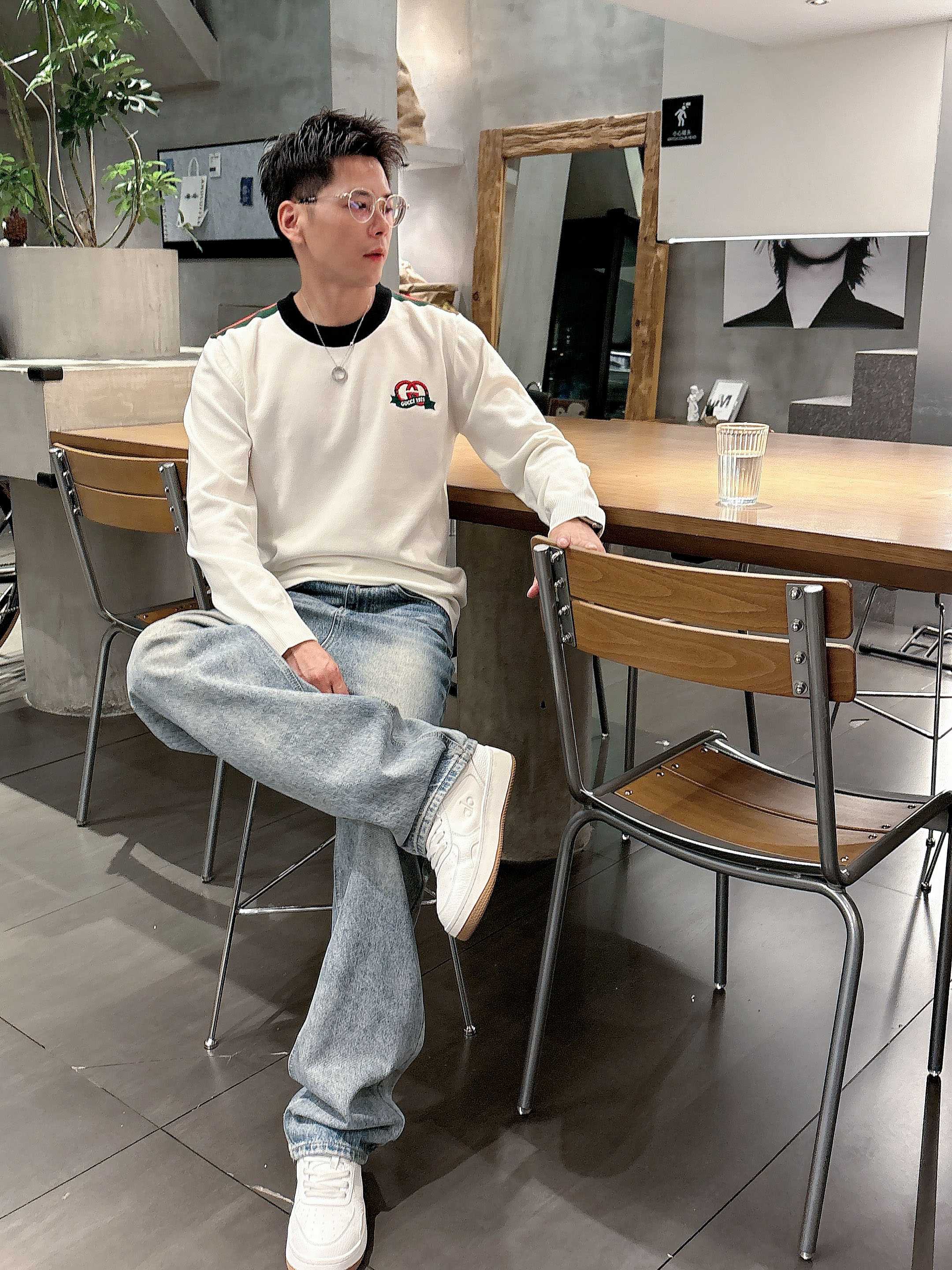 · 古驰Gucci 2025官网秋冬季最新款圆领毛衣，专柜同步在售爆款！特供羊毛混纺面料.手感舒适.可直