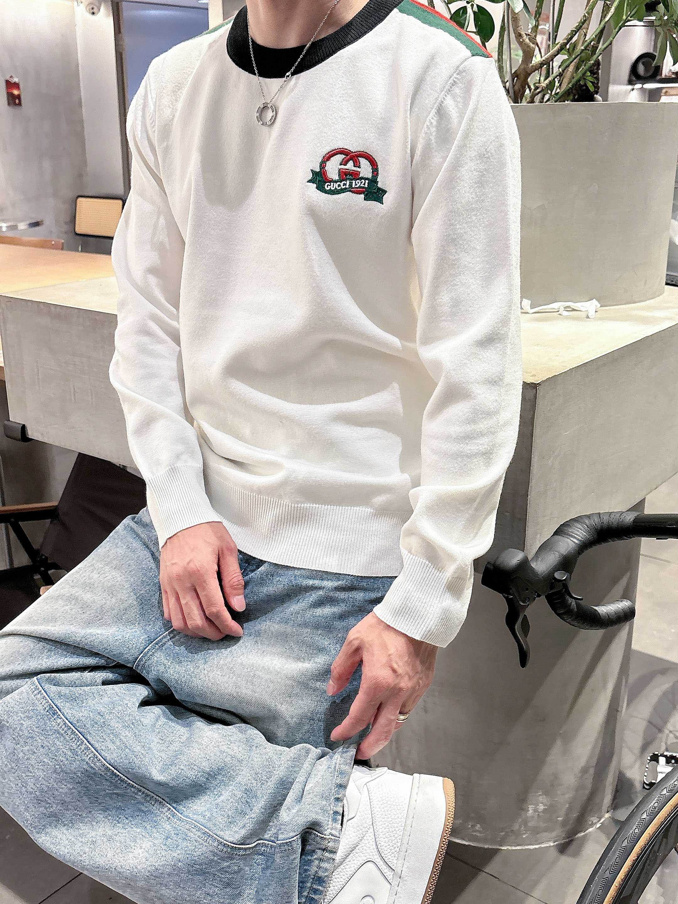 · 古驰Gucci 2025官网秋冬季最新款圆领毛衣，专柜同步在售爆款！特供羊毛混纺面料.手感舒适.可直