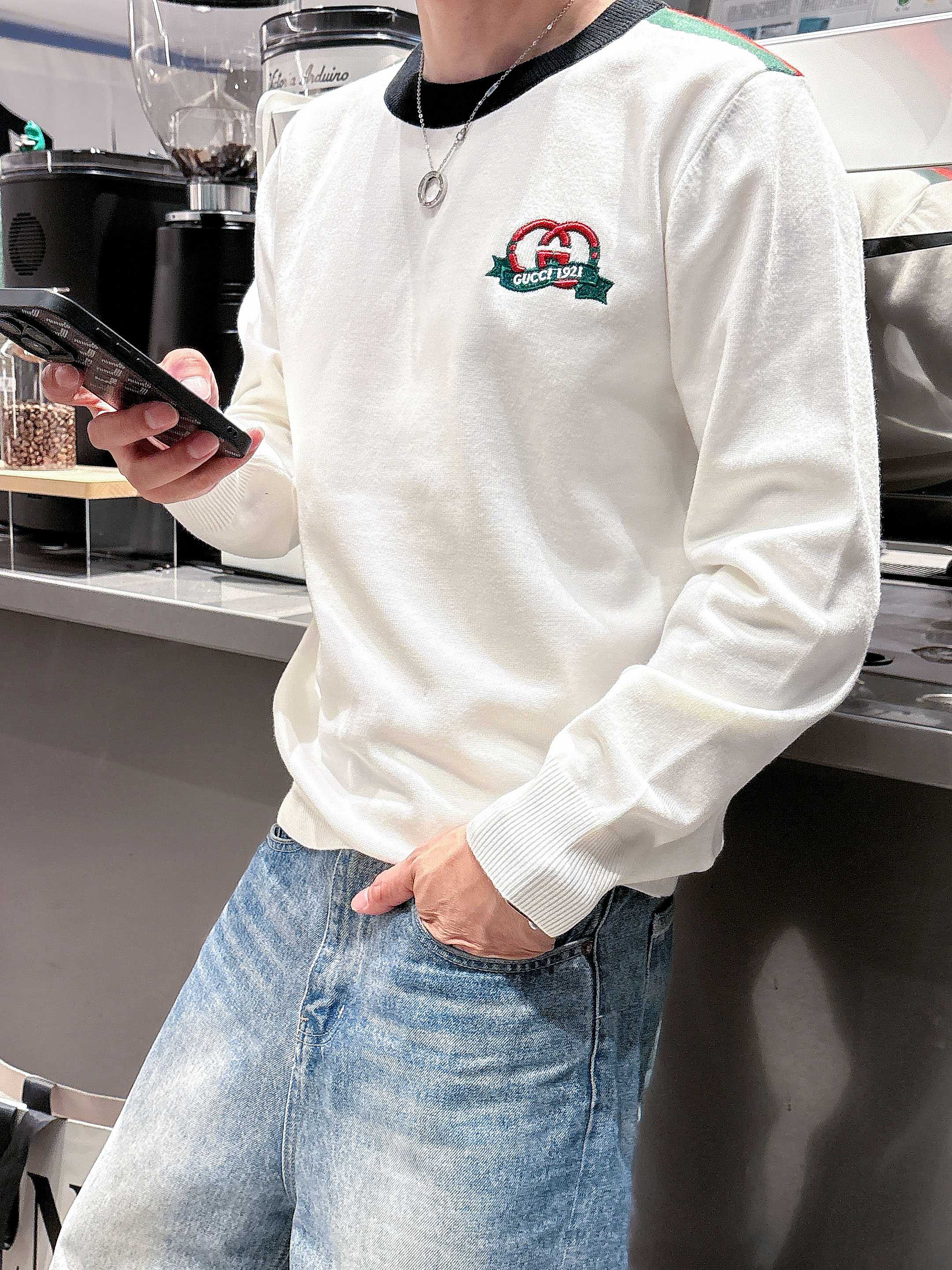 · 古驰Gucci 2025官网秋冬季最新款圆领毛衣，专柜同步在售爆款！特供羊毛混纺面料.手感舒适.可直