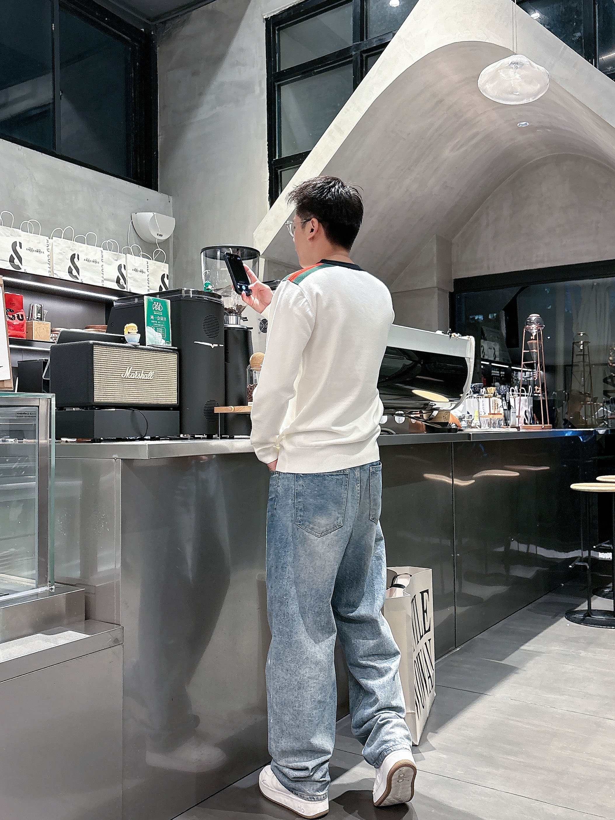 · 古驰Gucci 2025官网秋冬季最新款圆领毛衣，专柜同步在售爆款！特供羊毛混纺面料.手感舒适.可直