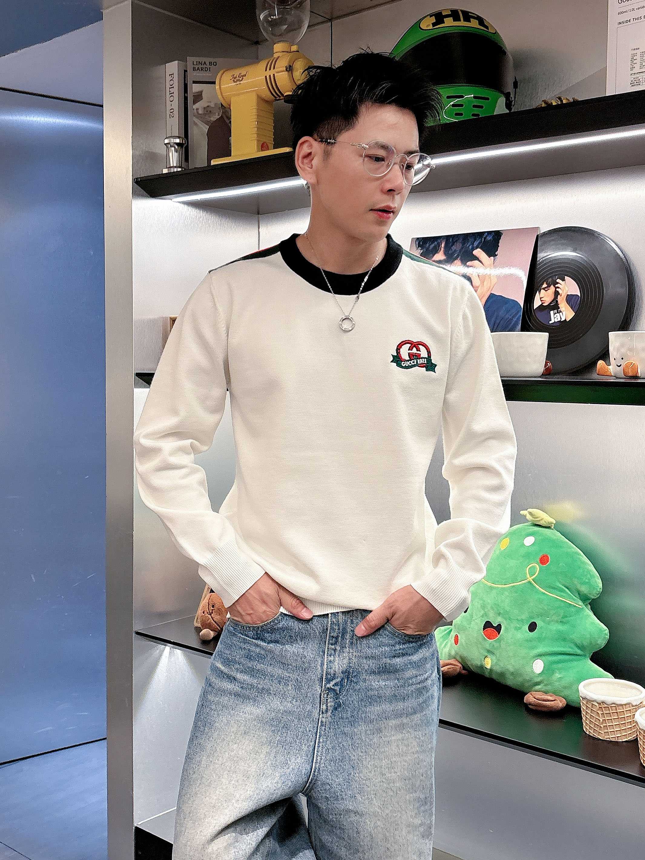 · 古驰Gucci 2025官网秋冬季最新款圆领毛衣，专柜同步在售爆款！特供羊毛混纺面料.手感舒适.可直