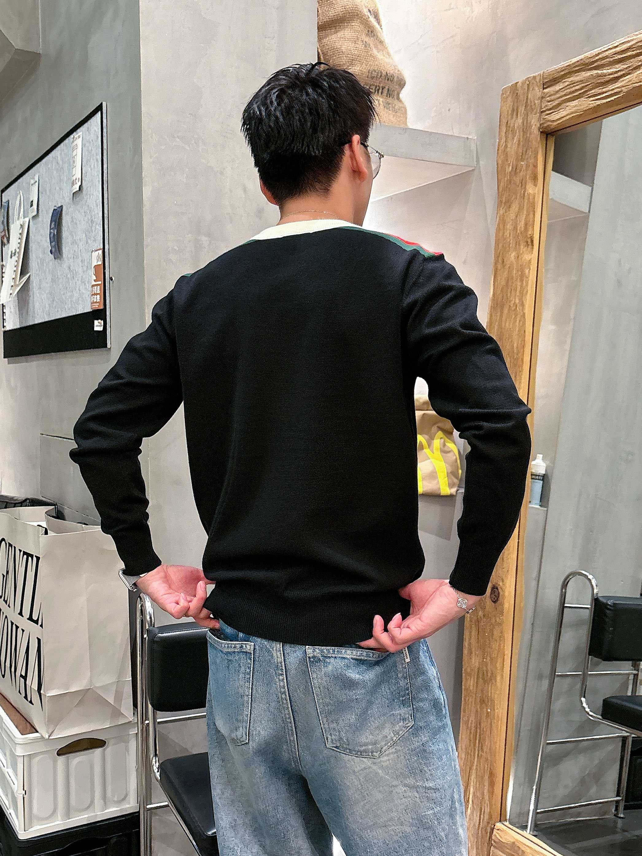 · 古驰Gucci 2025官网秋冬季最新款圆领毛衣，专柜同步在售爆款！特供羊毛混纺面料.手感舒适.可直