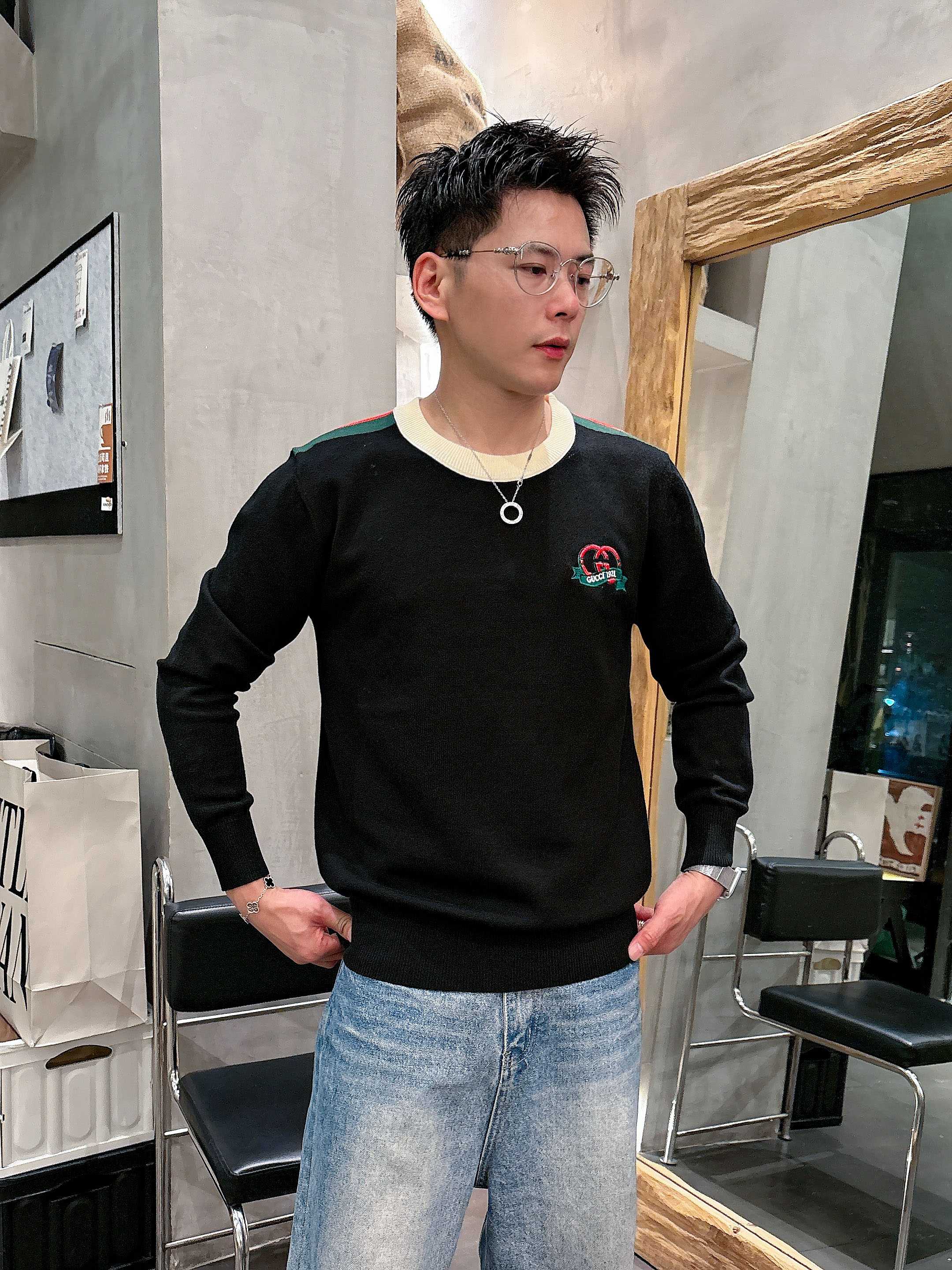 · 古驰Gucci 2025官网秋冬季最新款圆领毛衣，专柜同步在售爆款！特供羊毛混纺面料.手感舒适.可直