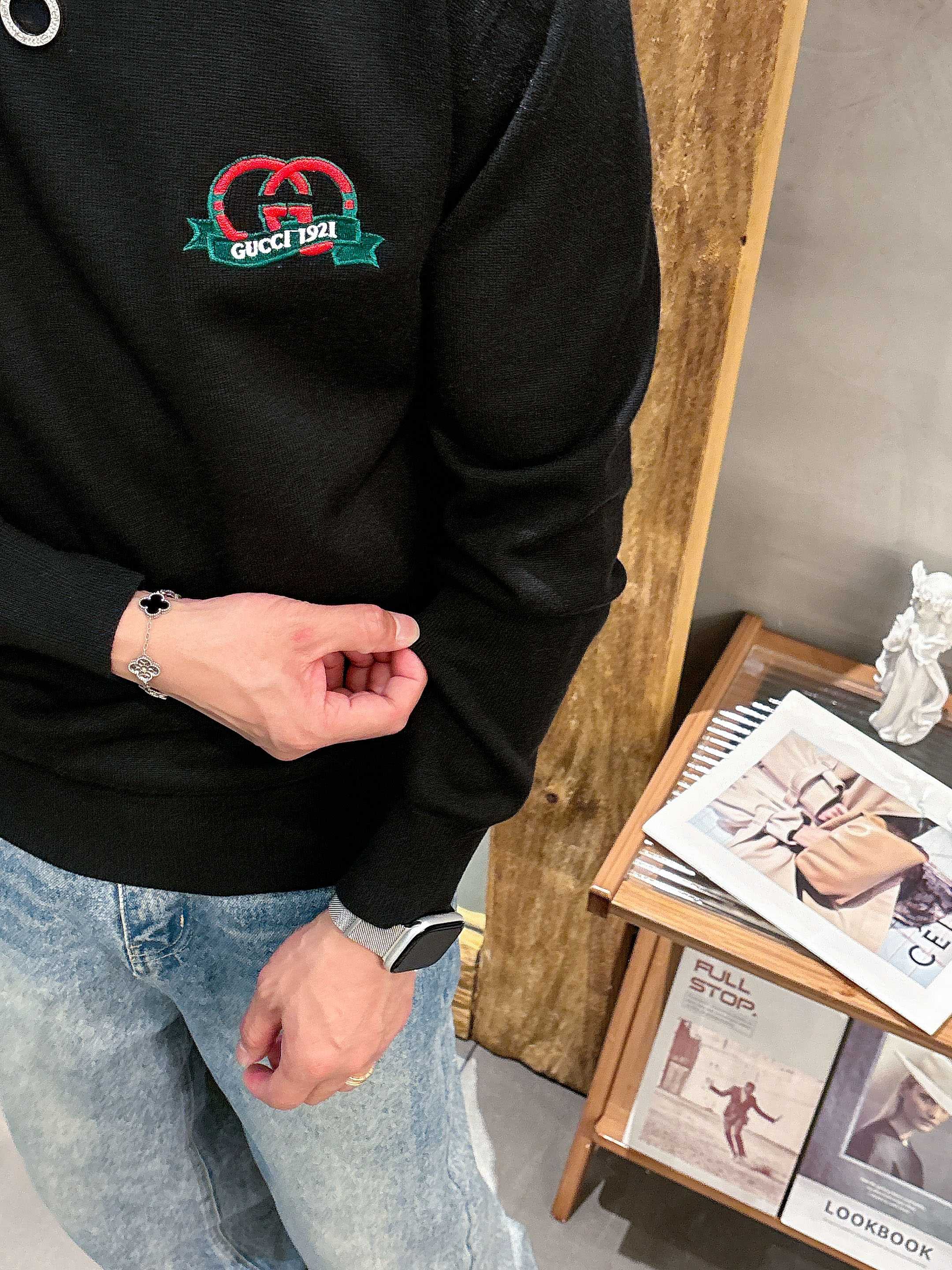 · 古驰Gucci 2025官网秋冬季最新款圆领毛衣，专柜同步在售爆款！特供羊毛混纺面料.手感舒适.可直