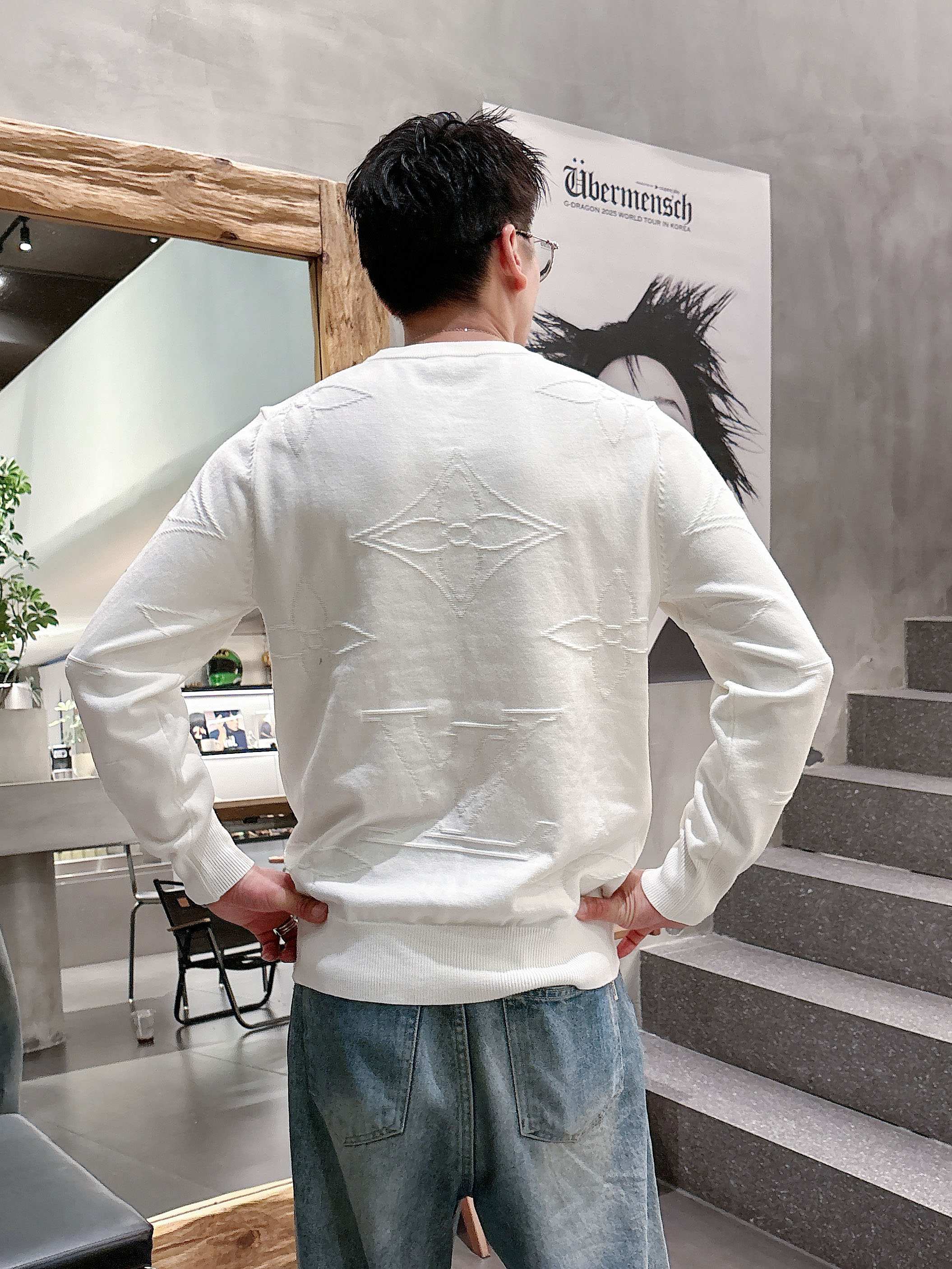 · LV 2025官网秋冬季最新款圆领毛衣，专柜同步在售爆款！特供羊毛混纺面料.手感舒适.可直接接触皮肤