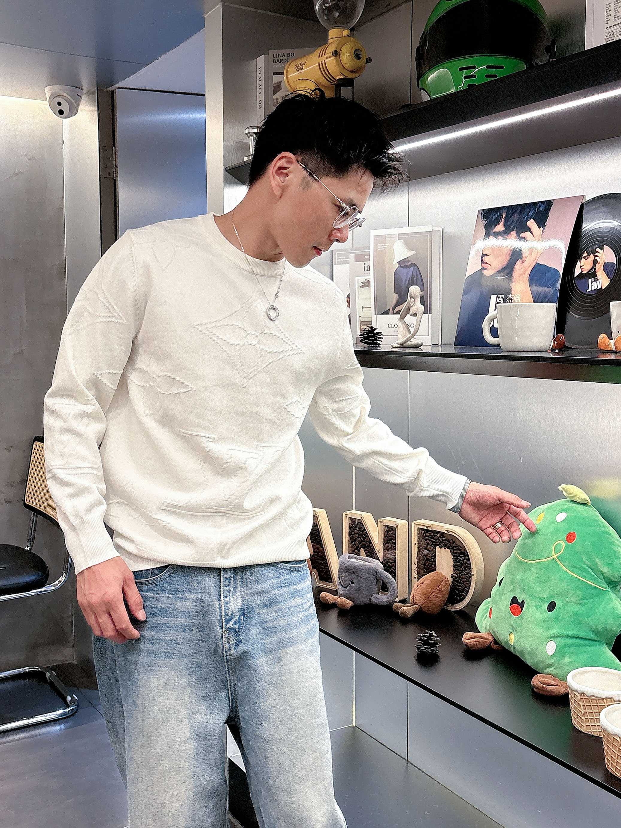 · LV 2025官网秋冬季最新款圆领毛衣，专柜同步在售爆款！特供羊毛混纺面料.手感舒适.可直接接触皮肤