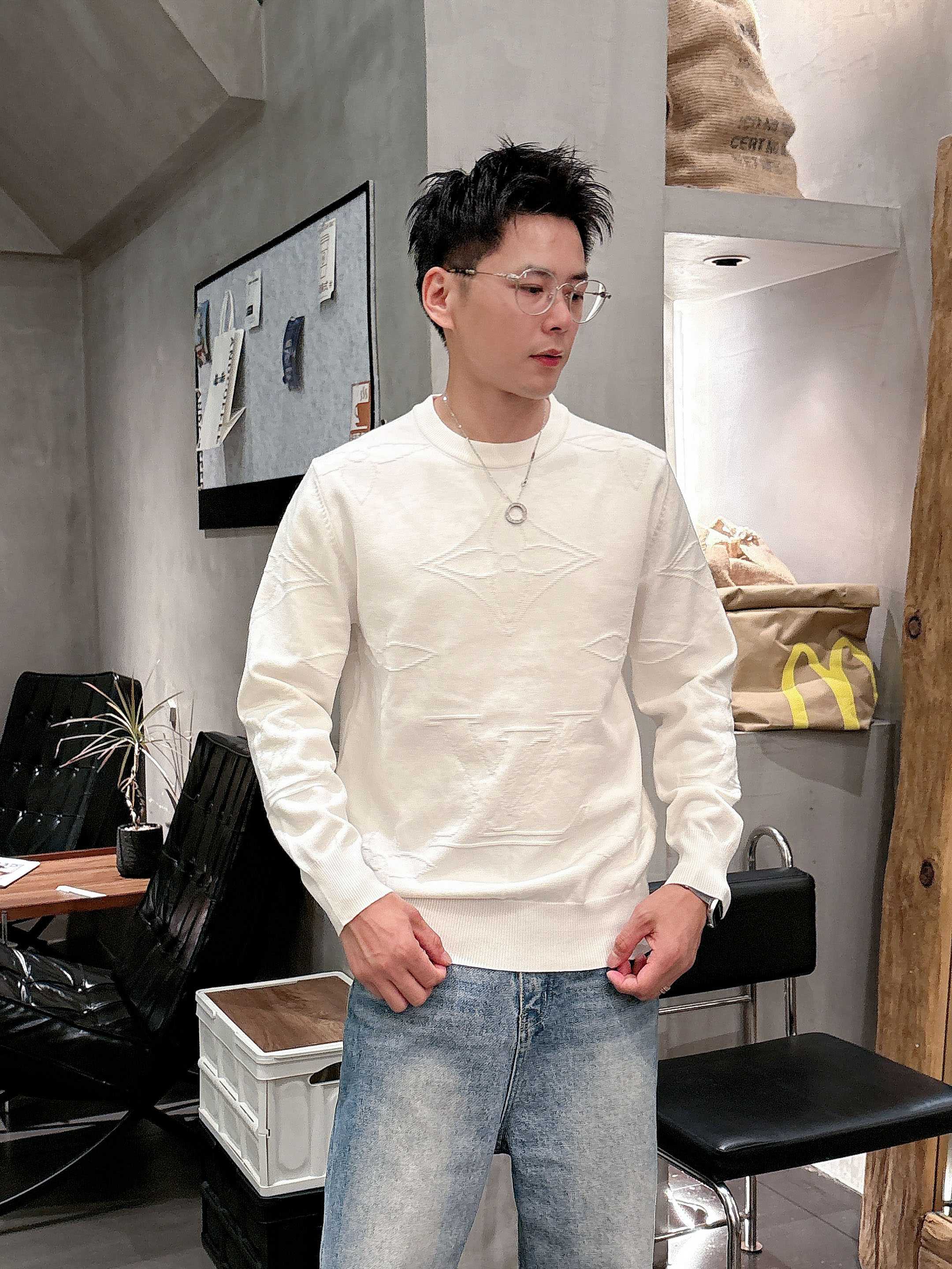 · LV 2025官网秋冬季最新款圆领毛衣，专柜同步在售爆款！特供羊毛混纺面料.手感舒适.可直接接触皮肤