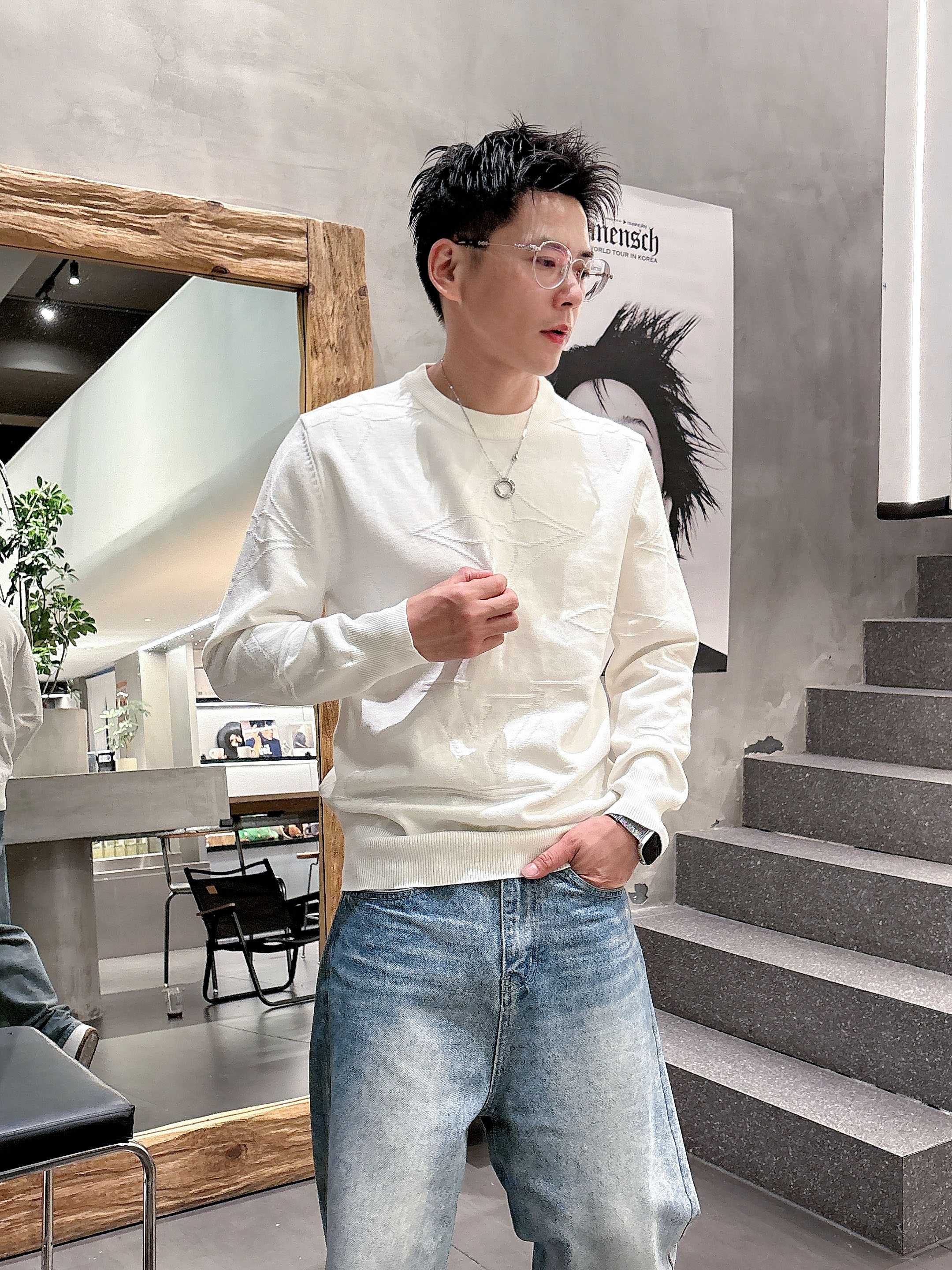 · LV 2025官网秋冬季最新款圆领毛衣，专柜同步在售爆款！特供羊毛混纺面料.手感舒适.可直接接触皮肤