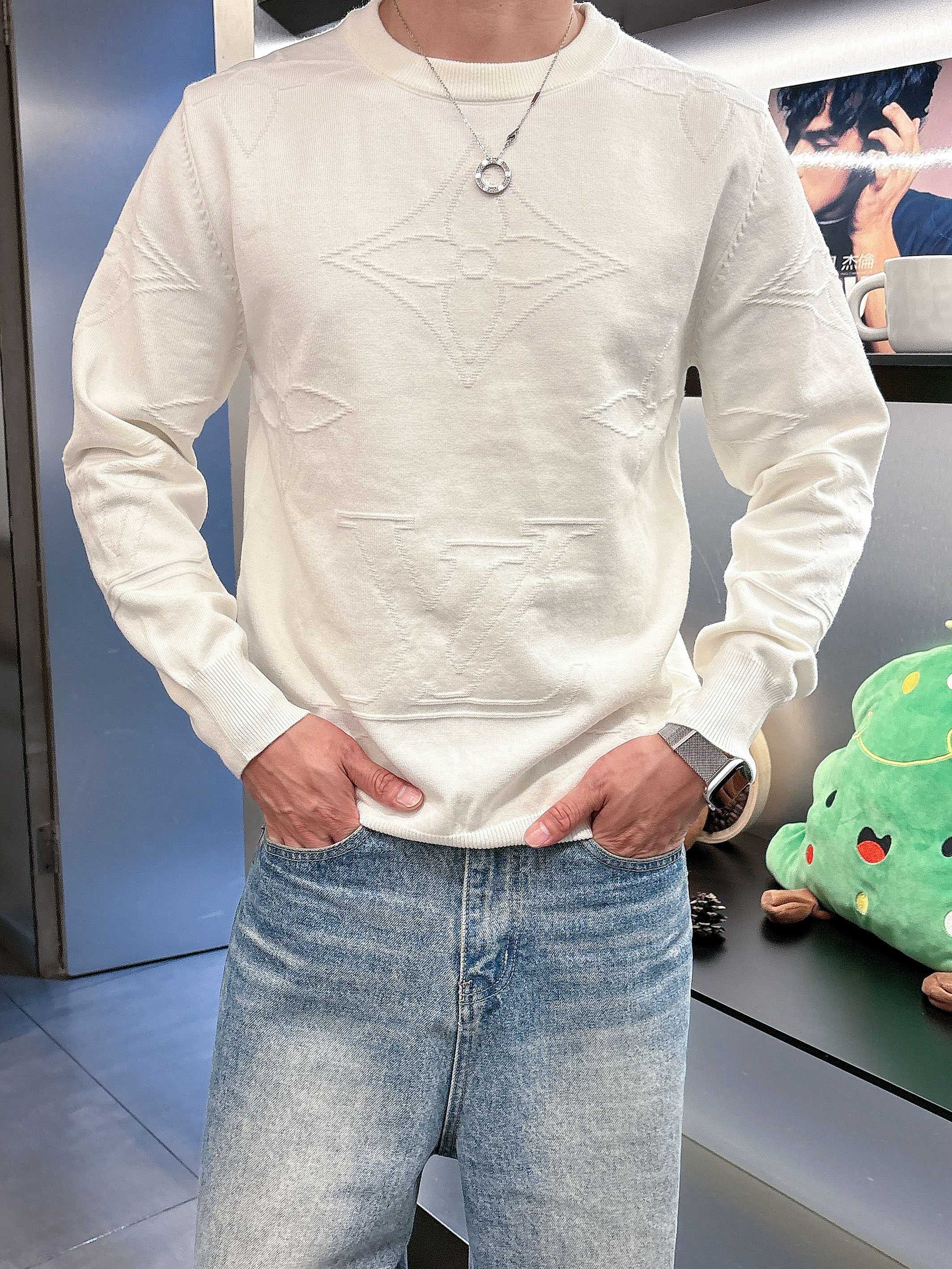 · LV 2025官网秋冬季最新款圆领毛衣，专柜同步在售爆款！特供羊毛混纺面料.手感舒适.可直接接触皮肤