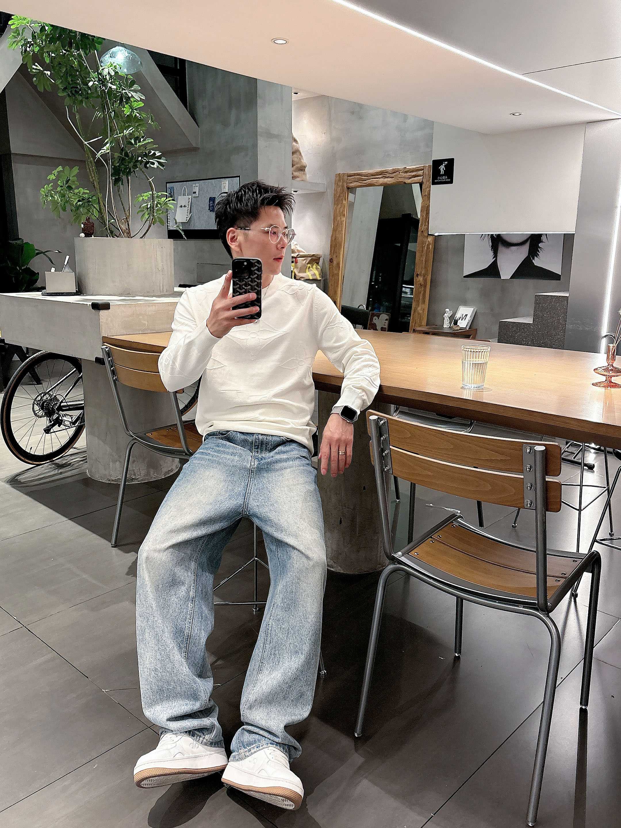 · LV 2025官网秋冬季最新款圆领毛衣，专柜同步在售爆款！特供羊毛混纺面料.手感舒适.可直接接触皮肤