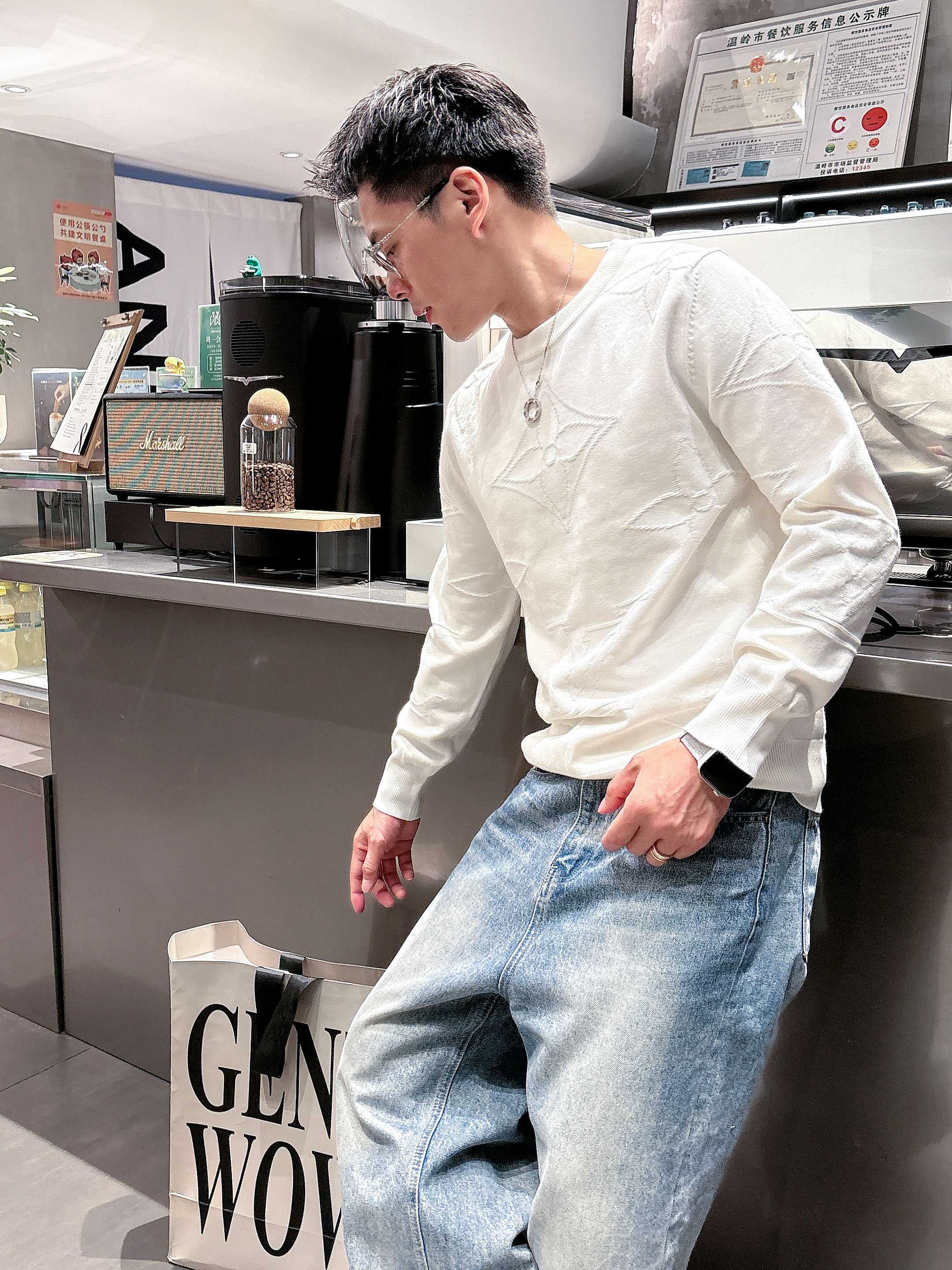 · LV 2025官网秋冬季最新款圆领毛衣，专柜同步在售爆款！特供羊毛混纺面料.手感舒适.可直接接触皮肤