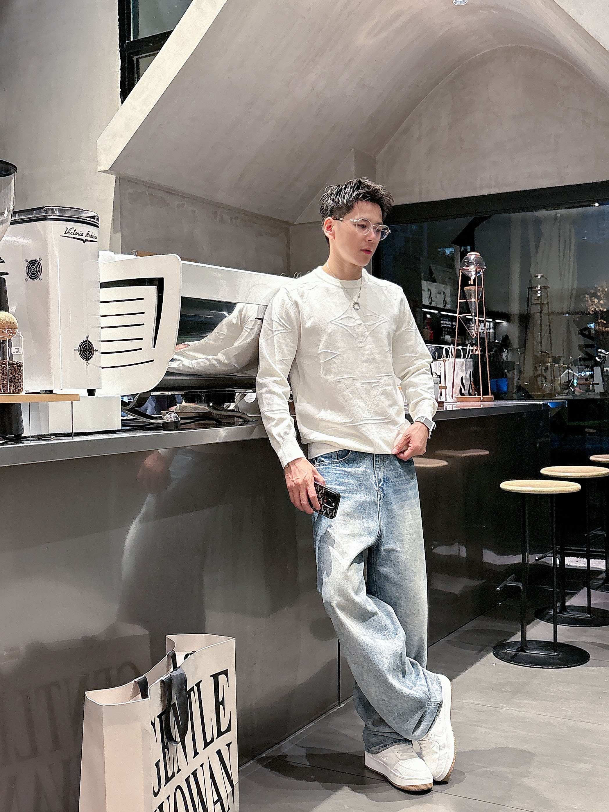 · LV 2025官网秋冬季最新款圆领毛衣，专柜同步在售爆款！特供羊毛混纺面料.手感舒适.可直接接触皮肤