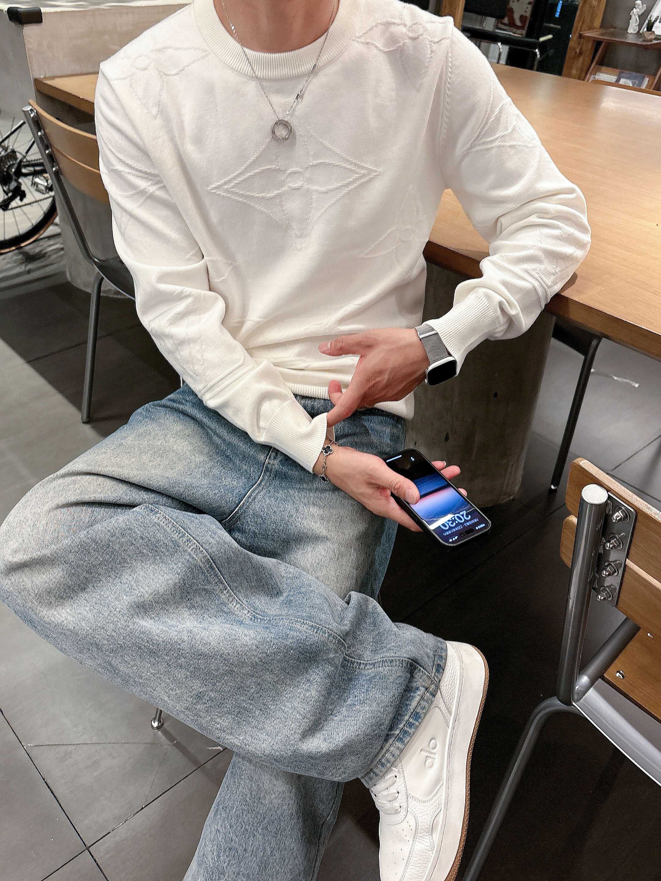 · LV 2025官网秋冬季最新款圆领毛衣，专柜同步在售爆款！特供羊毛混纺面料.手感舒适.可直接接触皮肤